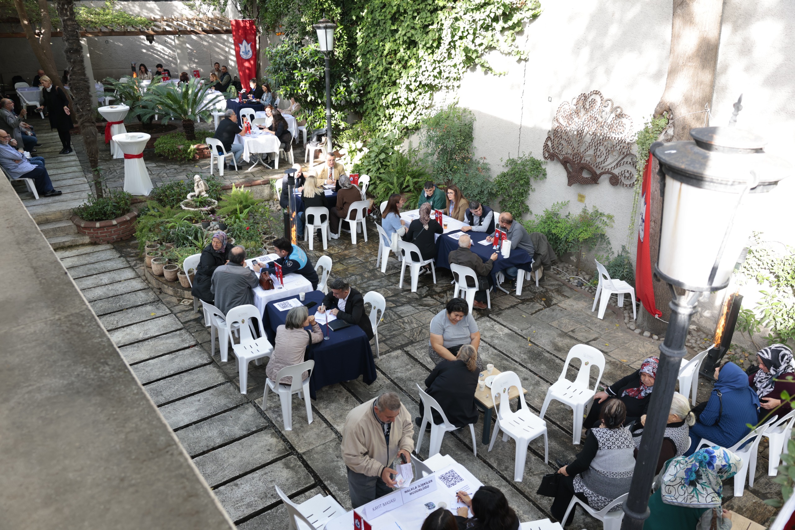 Başkan Mutlu, Konaklılarla Basmane’de Buluştu (3)