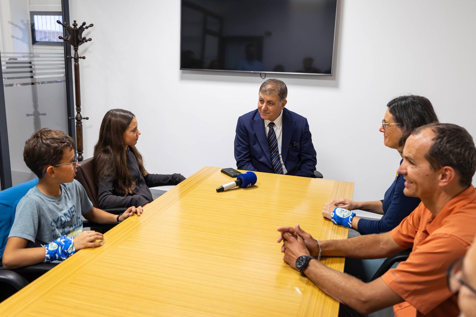 Başkan Tugay, Dünya Turundaki Fransız Aileyi Ağırladı (1)