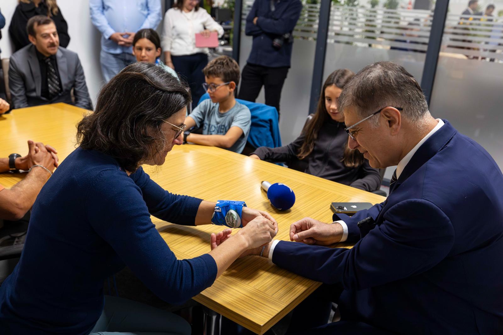 Başkan Tugay, Dünya Turundaki Fransız Aileyi Ağırladı (7)