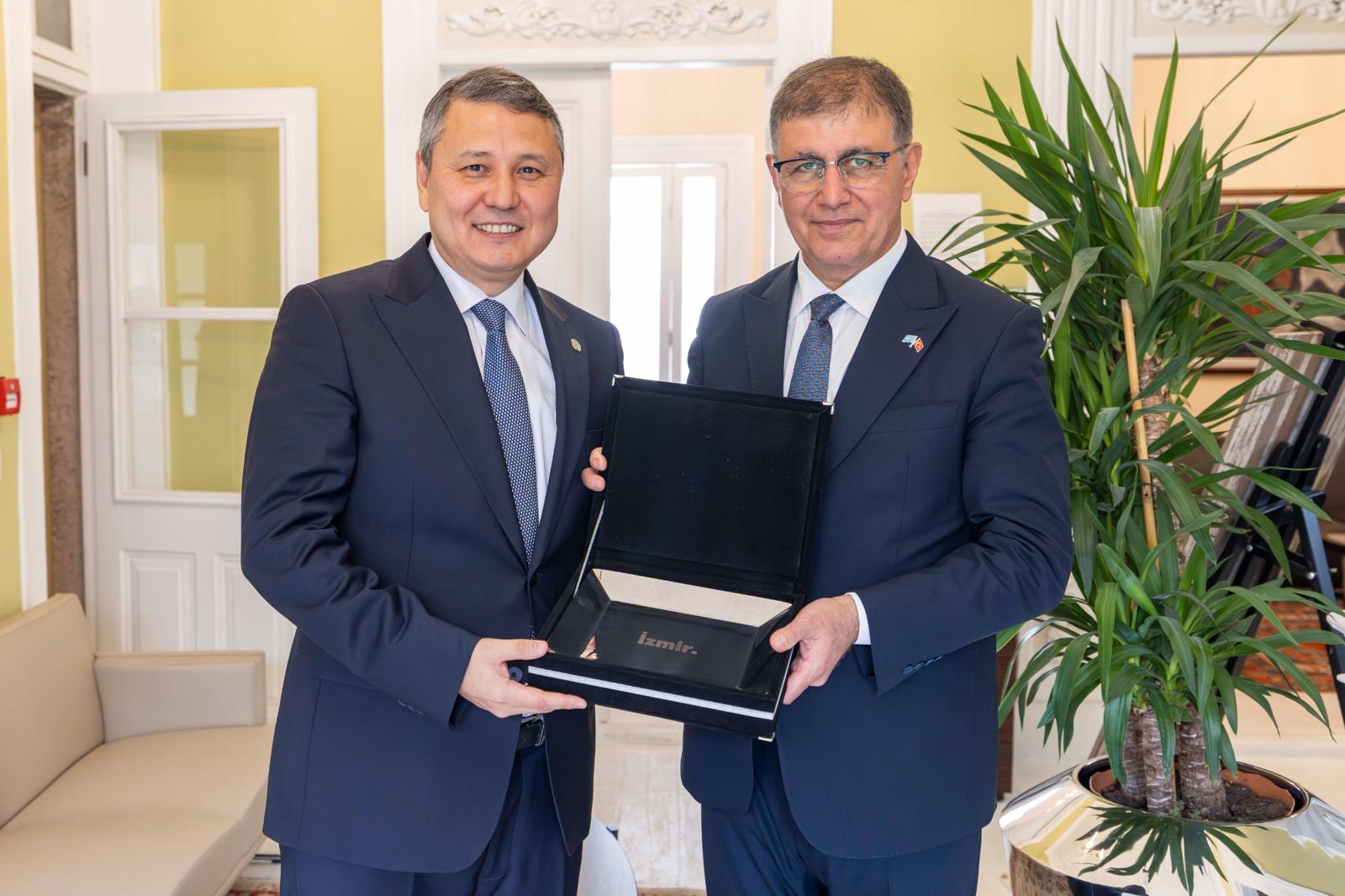 Başkan Tugay, Kazakistan Heyetini Ay Yıldızlı Konak’ta Ağırladı (1)