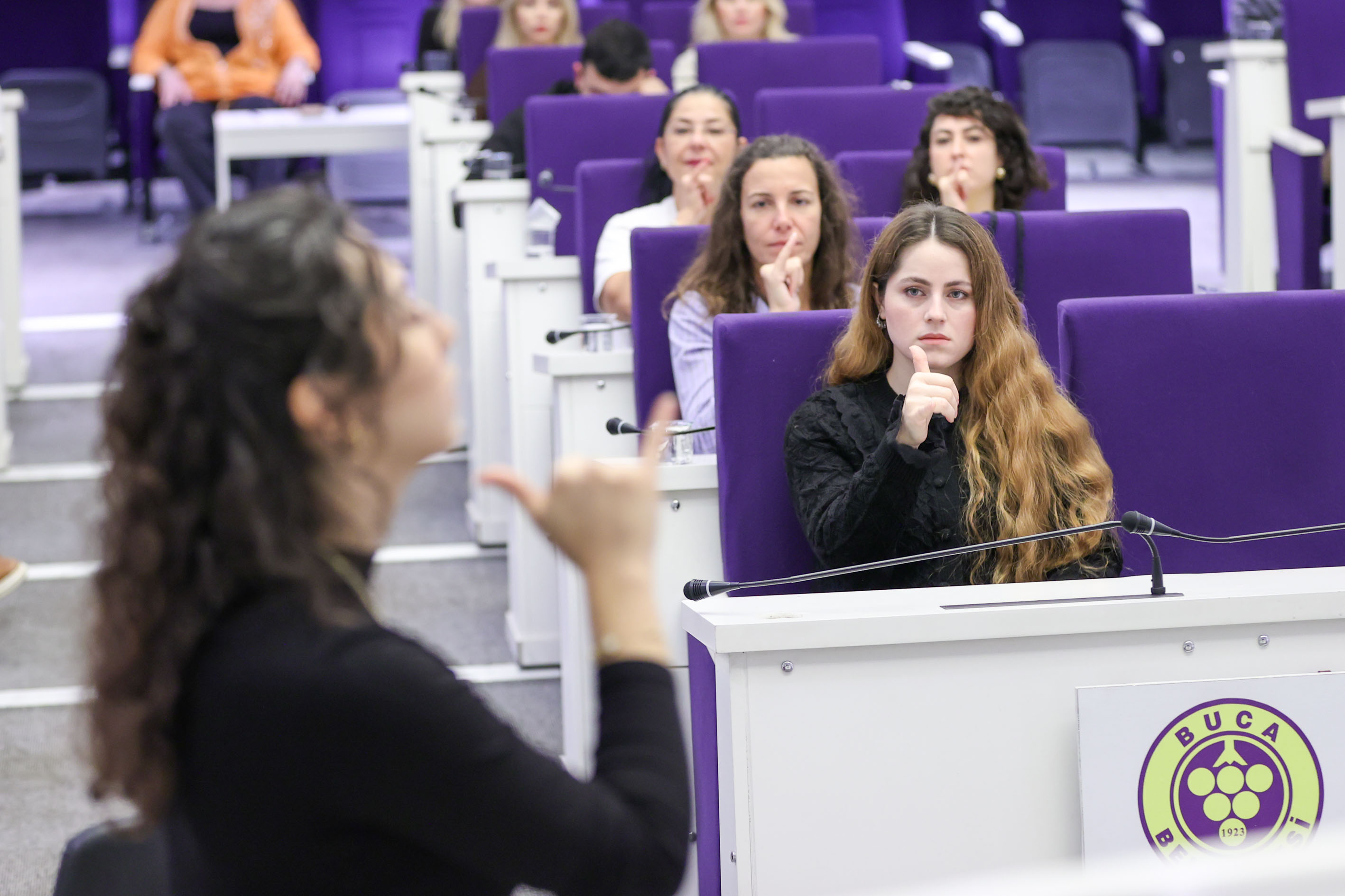 Buca Belediyesi, Işitme Engelli Vatandaşlara Daha Etkili Ve Kesintisiz Hizmet Sunmak Amacıyla Personeline Işaret Dili Eğitimi Veriyor (2)