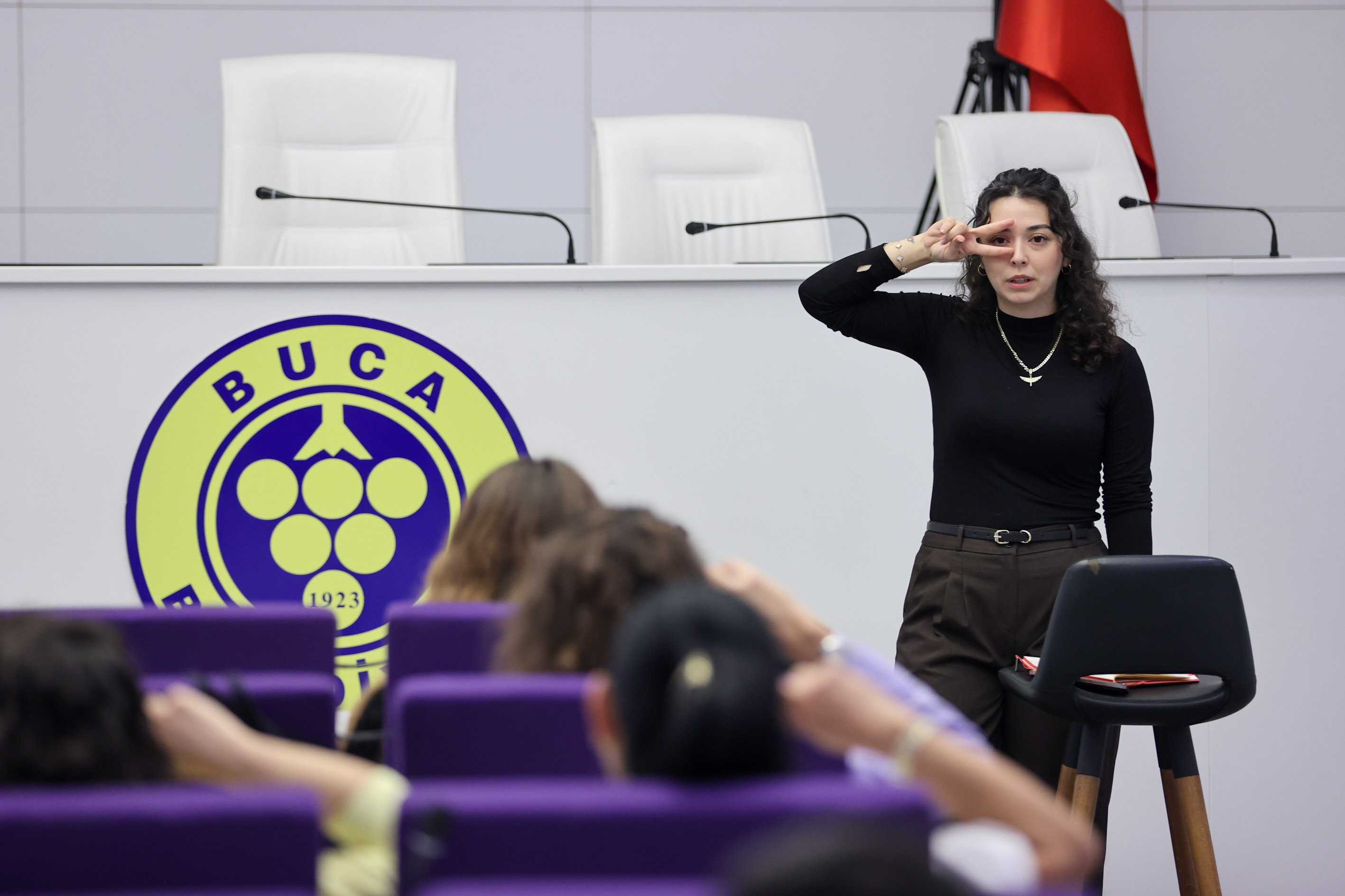 Buca Belediyesi, Işitme Engelli Vatandaşlara Daha Etkili Ve Kesintisiz Hizmet Sunmak Amacıyla Personeline Işaret Dili Eğitimi Veriyor (3)