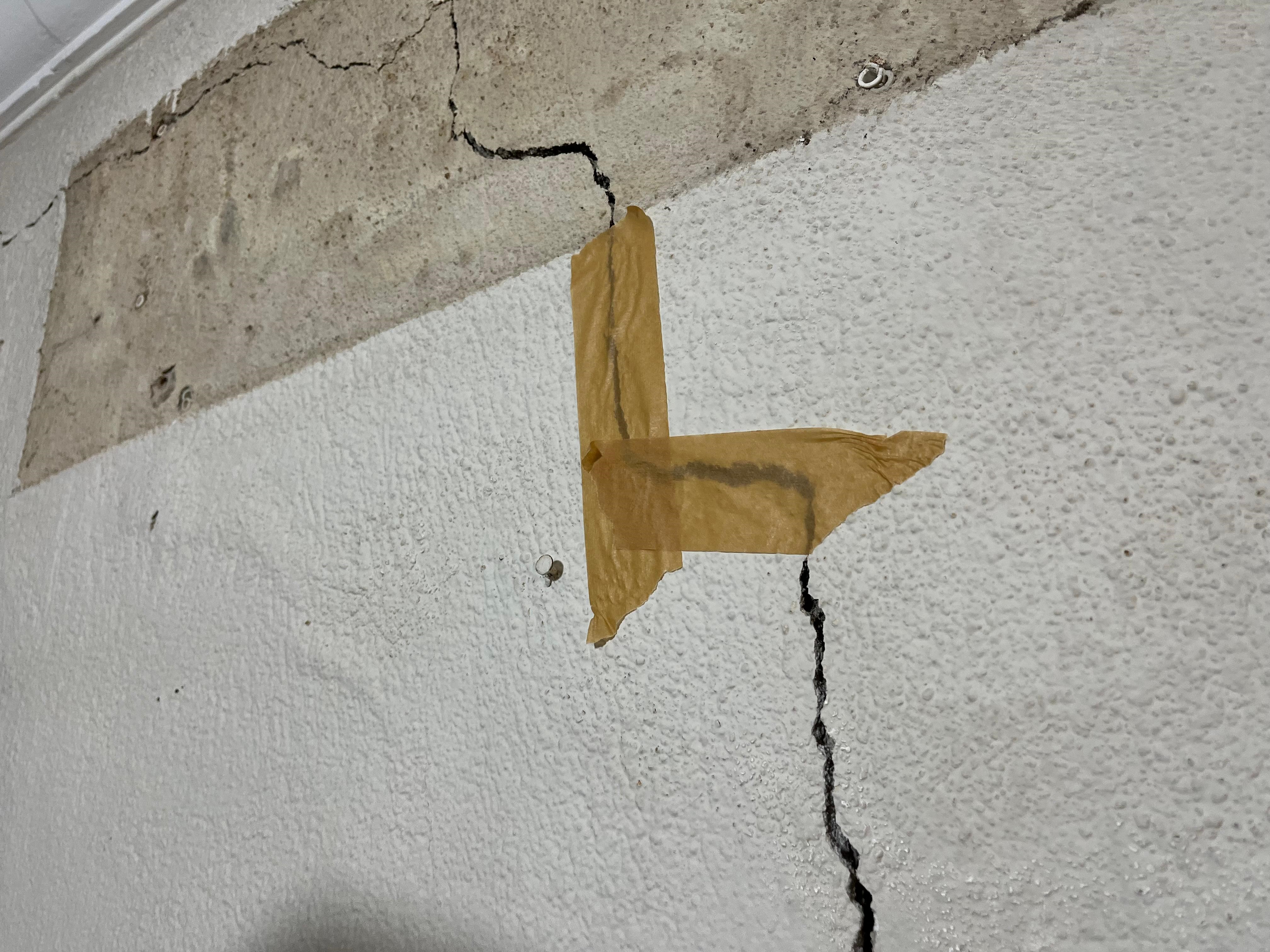 Buca Onat Tüneli’nde Çatlak Paniği Mahalle Geceyi Sokakta Geçirdi (13)