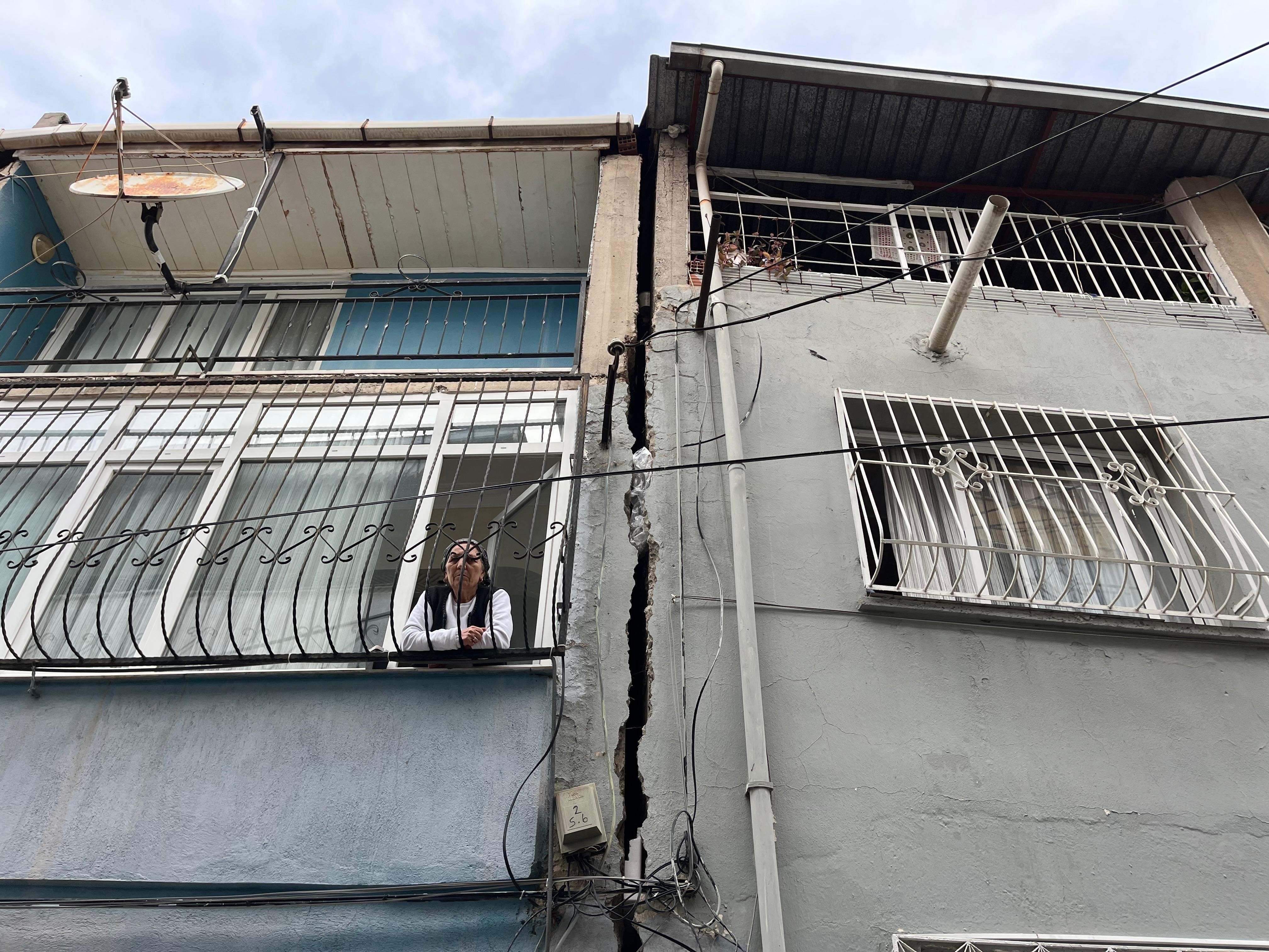 Buca Onat Tüneli’nde Çatlak Paniği Mahalle Geceyi Sokakta Geçirdi (4)