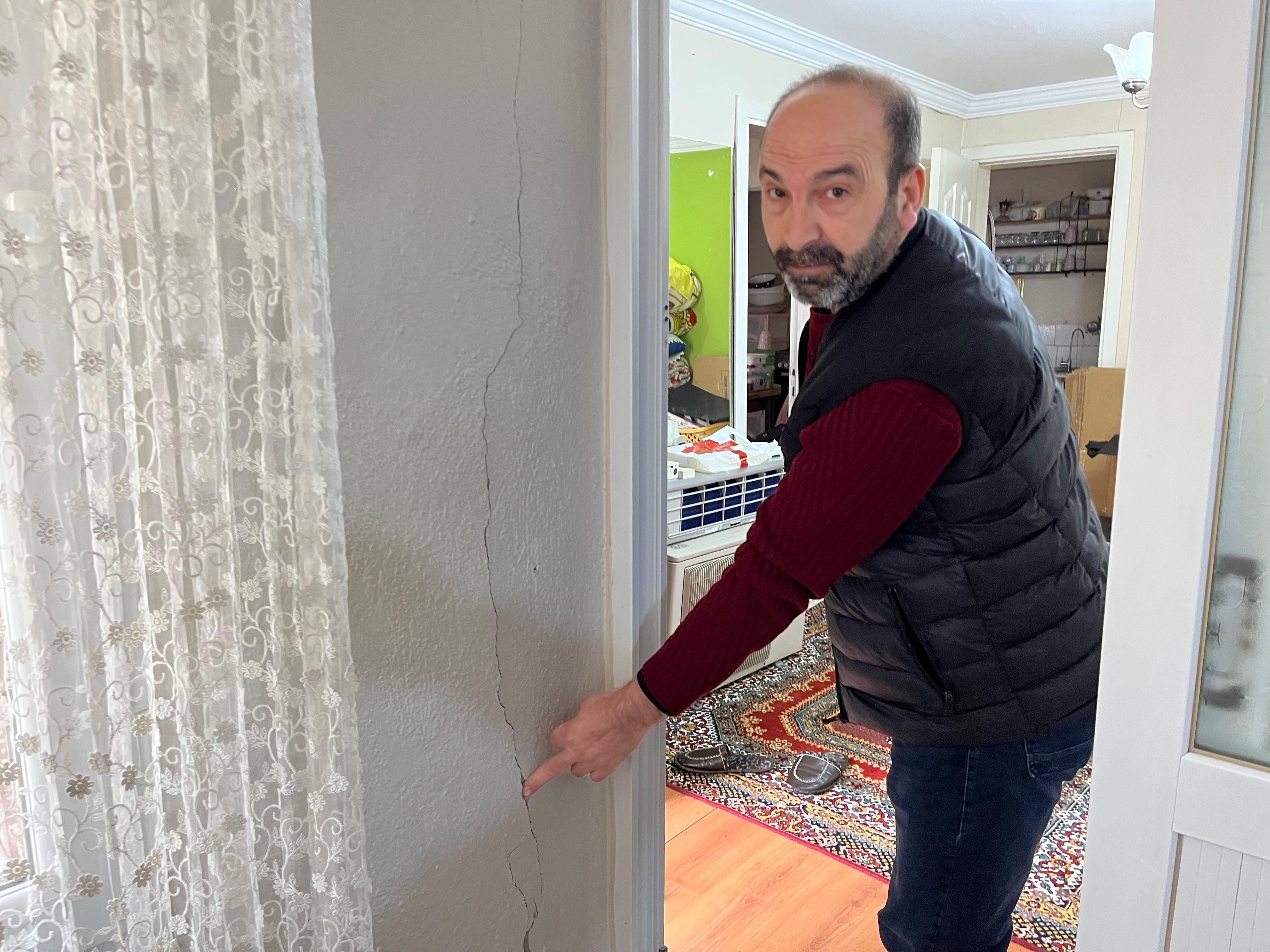 Buca Onat Tüneli’nde Çatlak Paniği Mahalle Geceyi Sokakta Geçirdi (5)