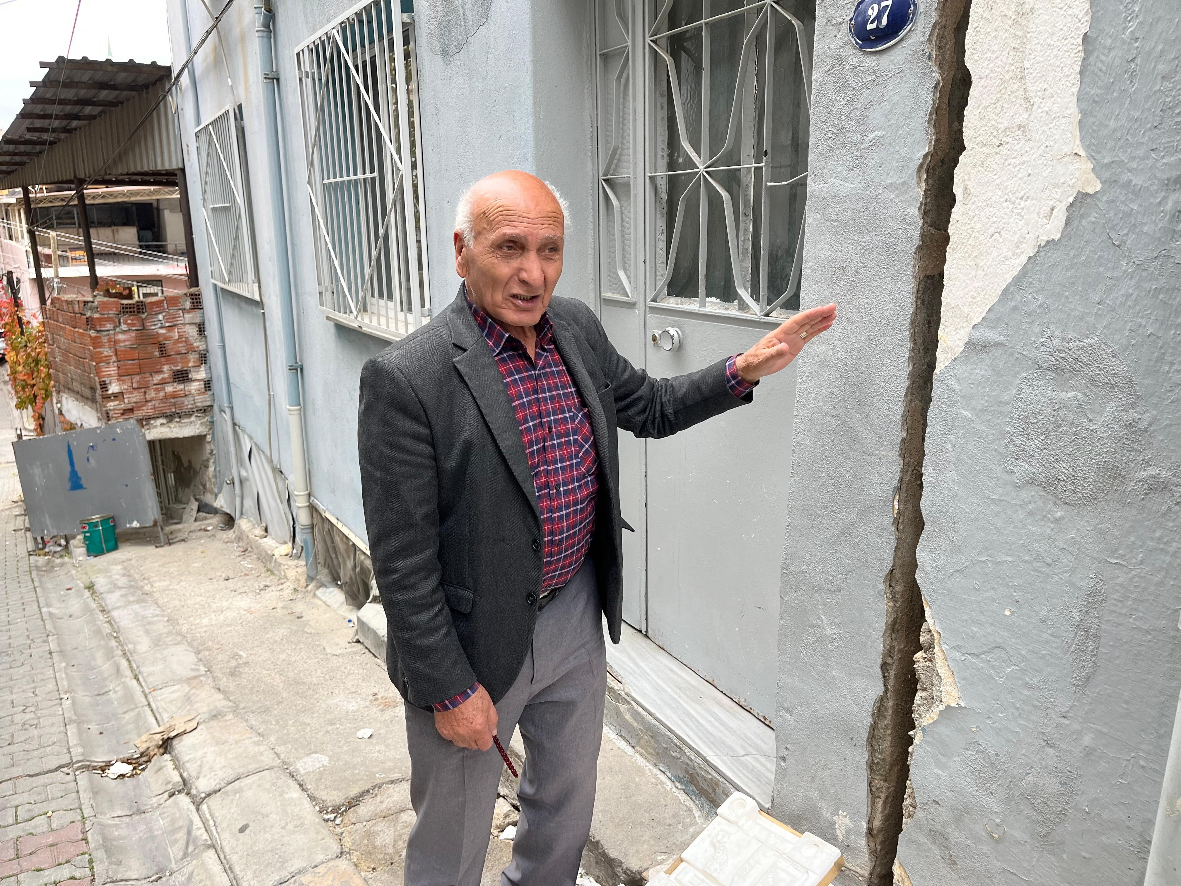 Buca Onat Tüneli’nde Çatlak Paniği Mahalle Geceyi Sokakta Geçirdi (6)