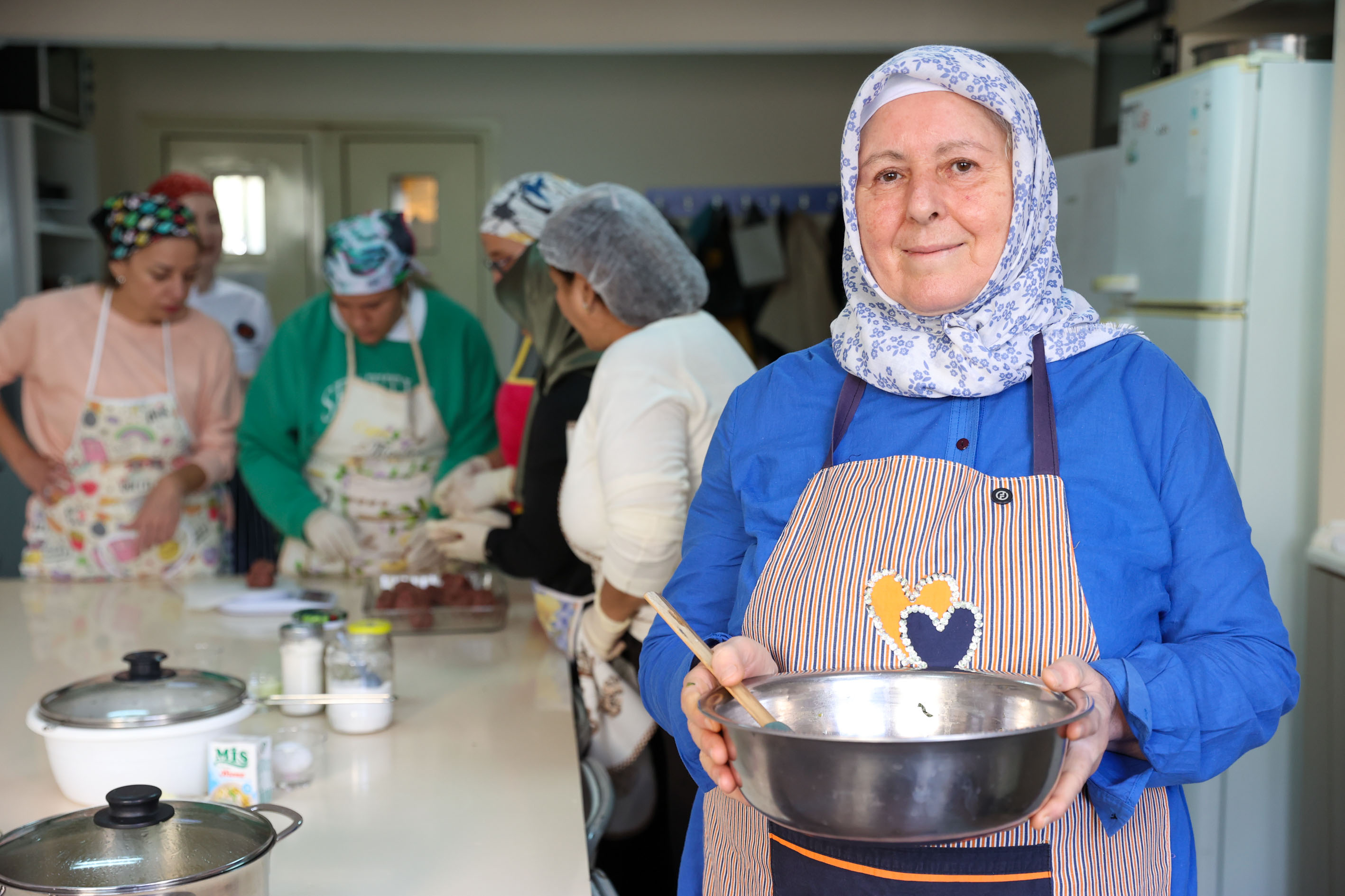 Bucalı Kadınlar Hem Eğleniyor Hem Dünya Mutfağını Öğreniyorlar! (5)