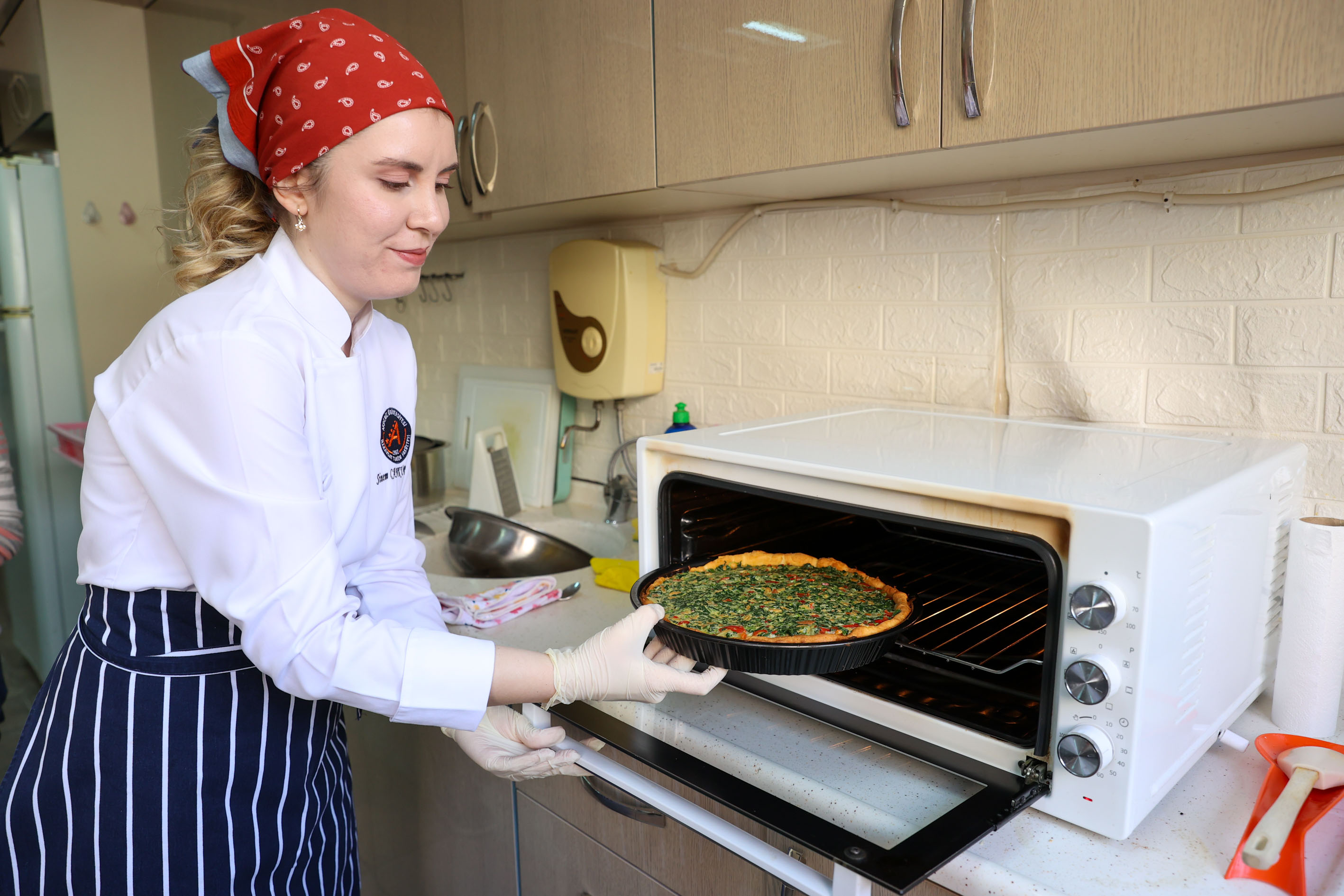 Bucalı Kadınlar Hem Eğleniyor Hem Dünya Mutfağını Öğreniyorlar! (7)