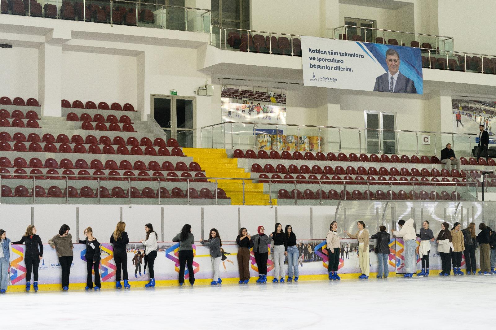 Buz Sporları Salonu Sezonu Açtı Ücretsiz Dersler İzmirlileri Bekliyor (1)