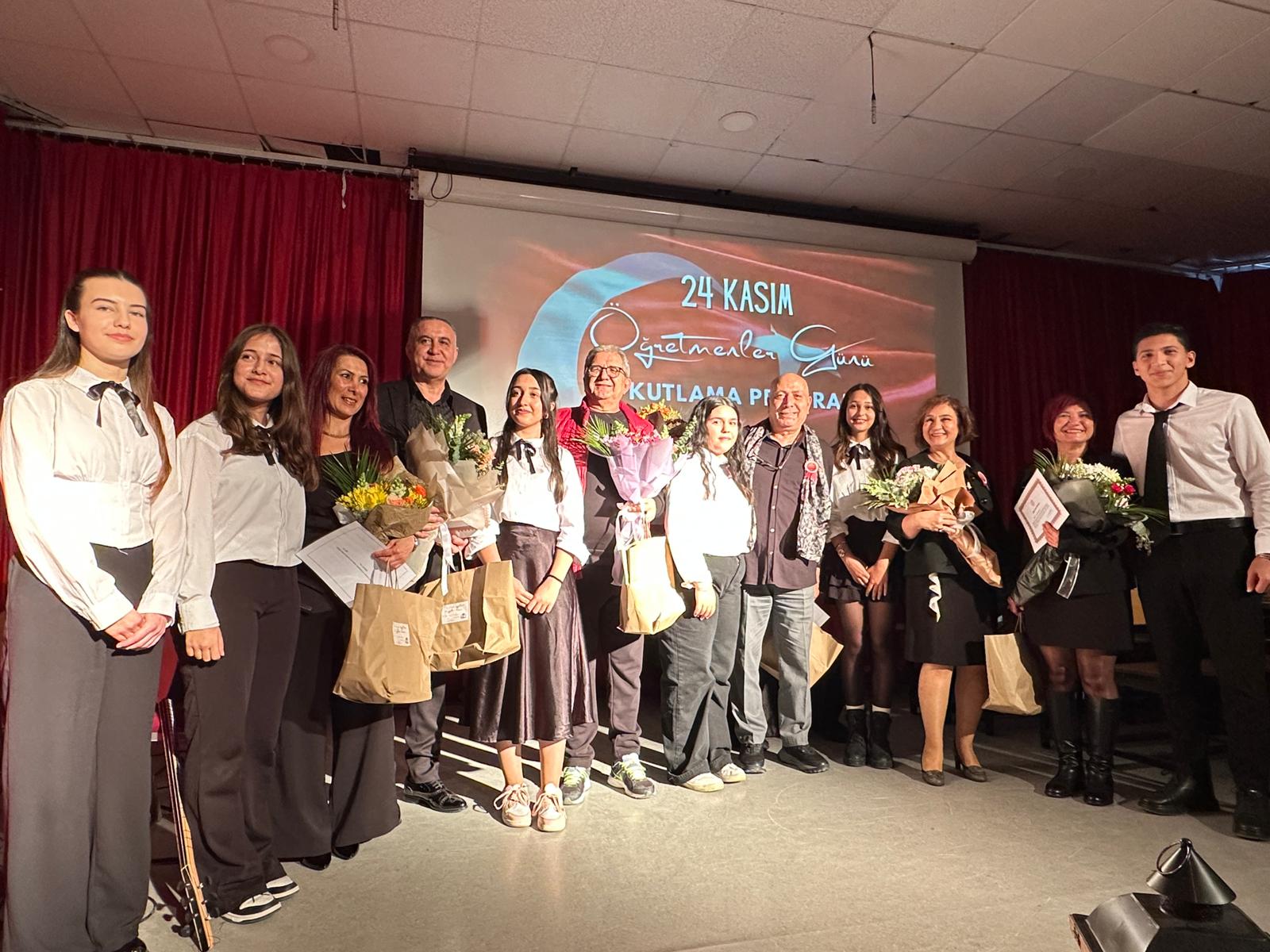 Çeşme'de 24 Kasım Öğretmenler Günü Törenle Kutlandı (5)