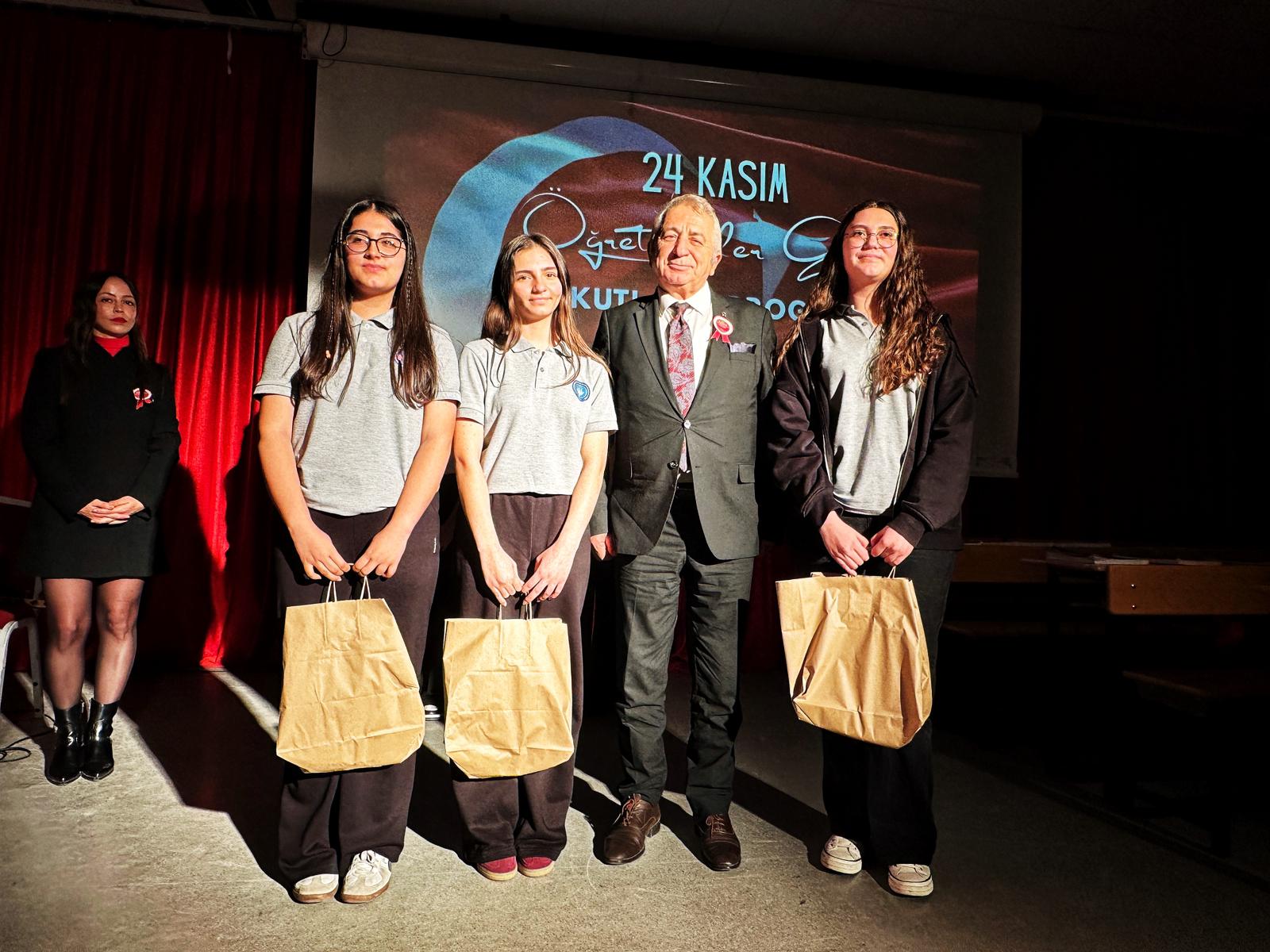 Çeşme'de 24 Kasım Öğretmenler Günü Törenle Kutlandı (7)