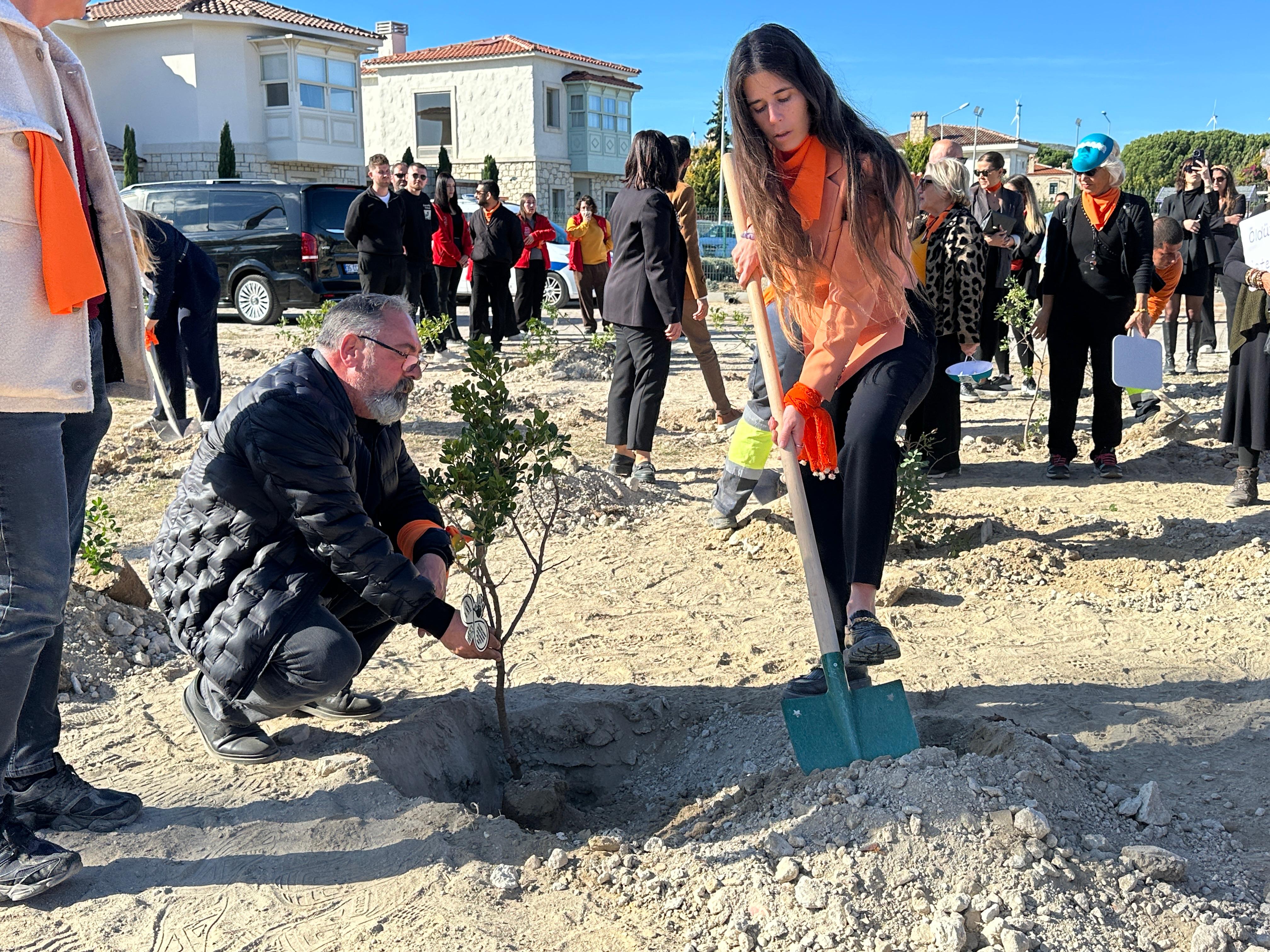 Çeşme’de Kadına Yönelik Şiddete Karşı 'Turuncu Yürüyüş' (2)