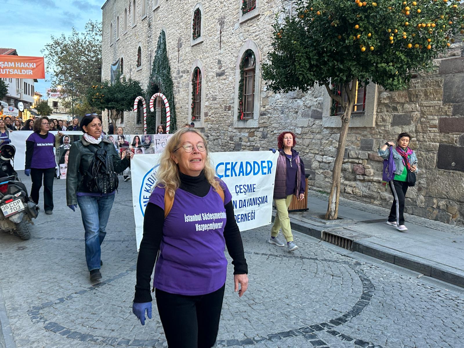 Çeşme’de Kadınlar Şiddete Karşı Yürüdü (3)