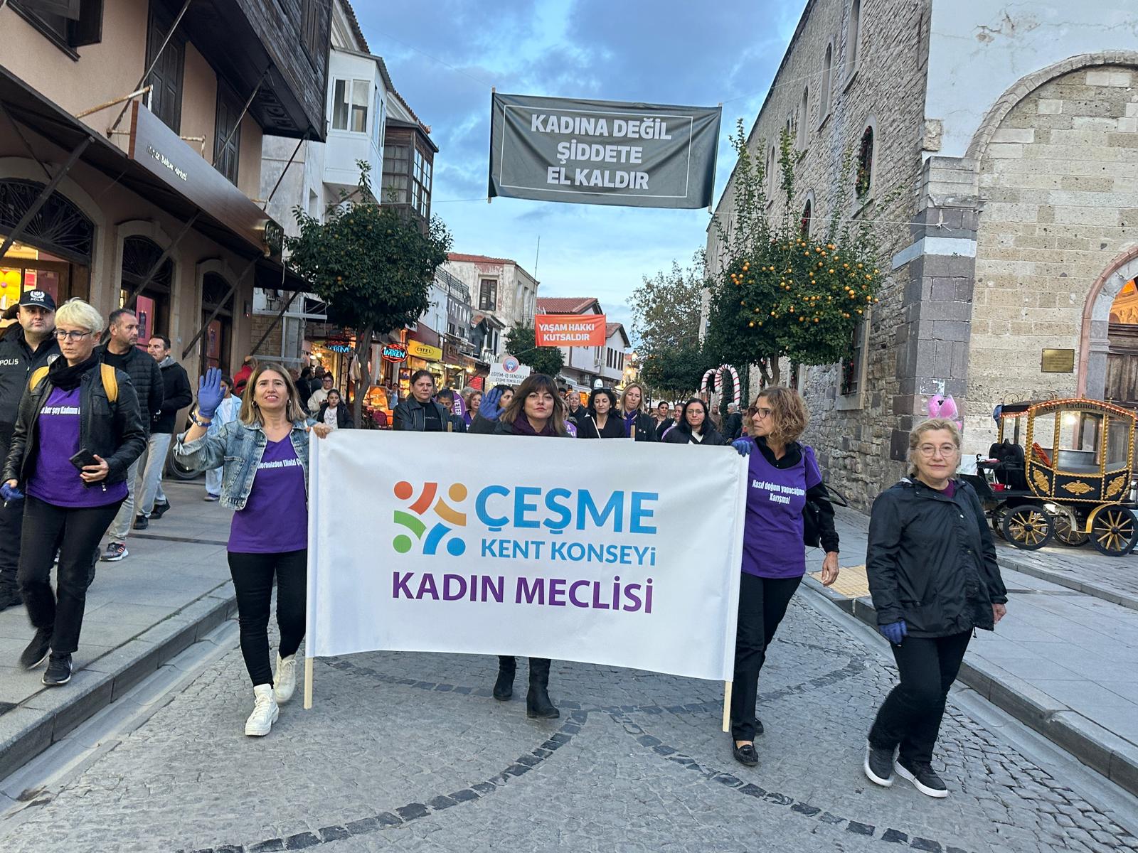 Çeşme’de Kadınlar Şiddete Karşı Yürüdü (4)
