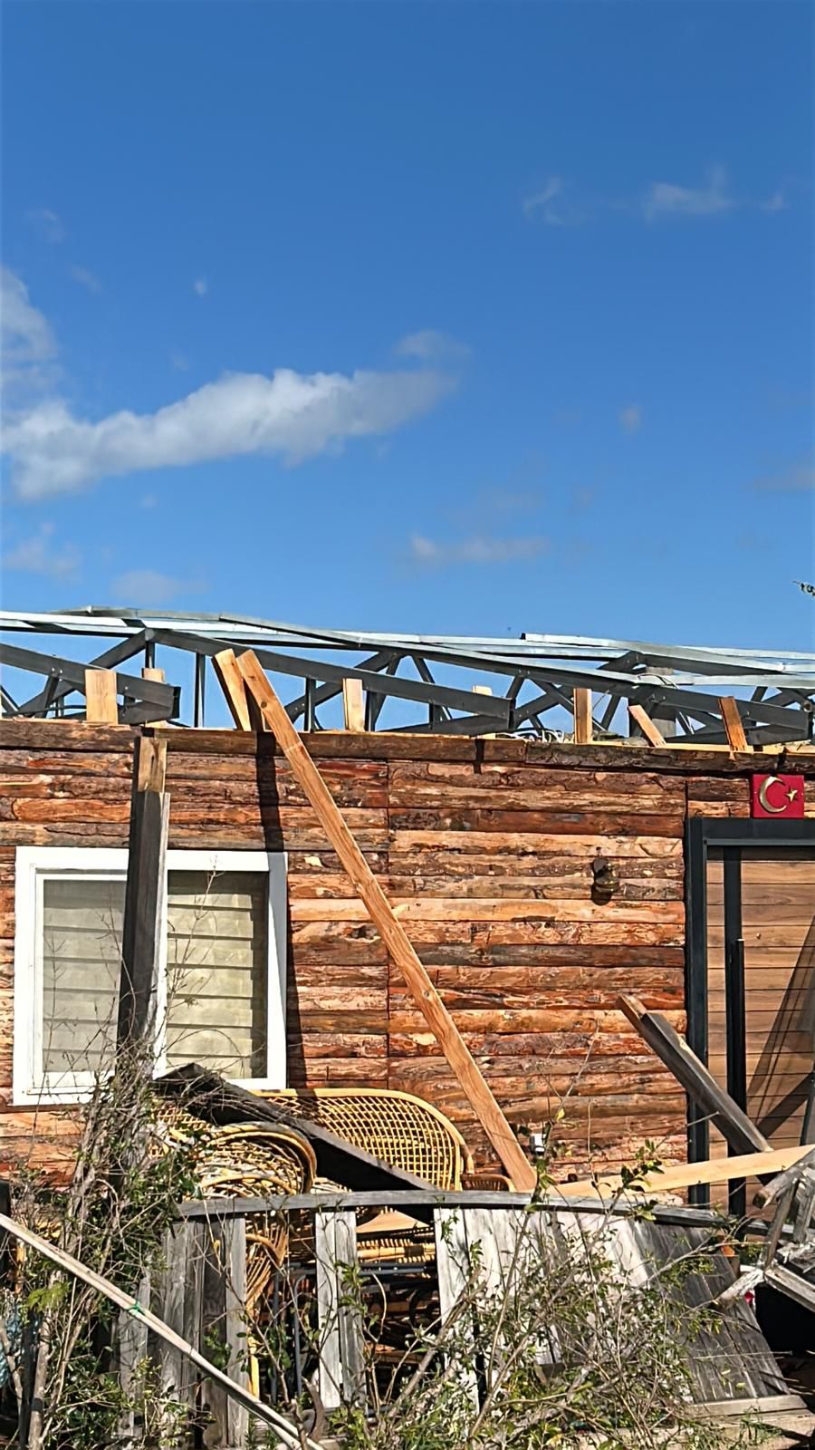 Çeşme’de Sağanak Yağışta Çıkan Hortum Bir Evi Ve Aracı Vurdu! (1)