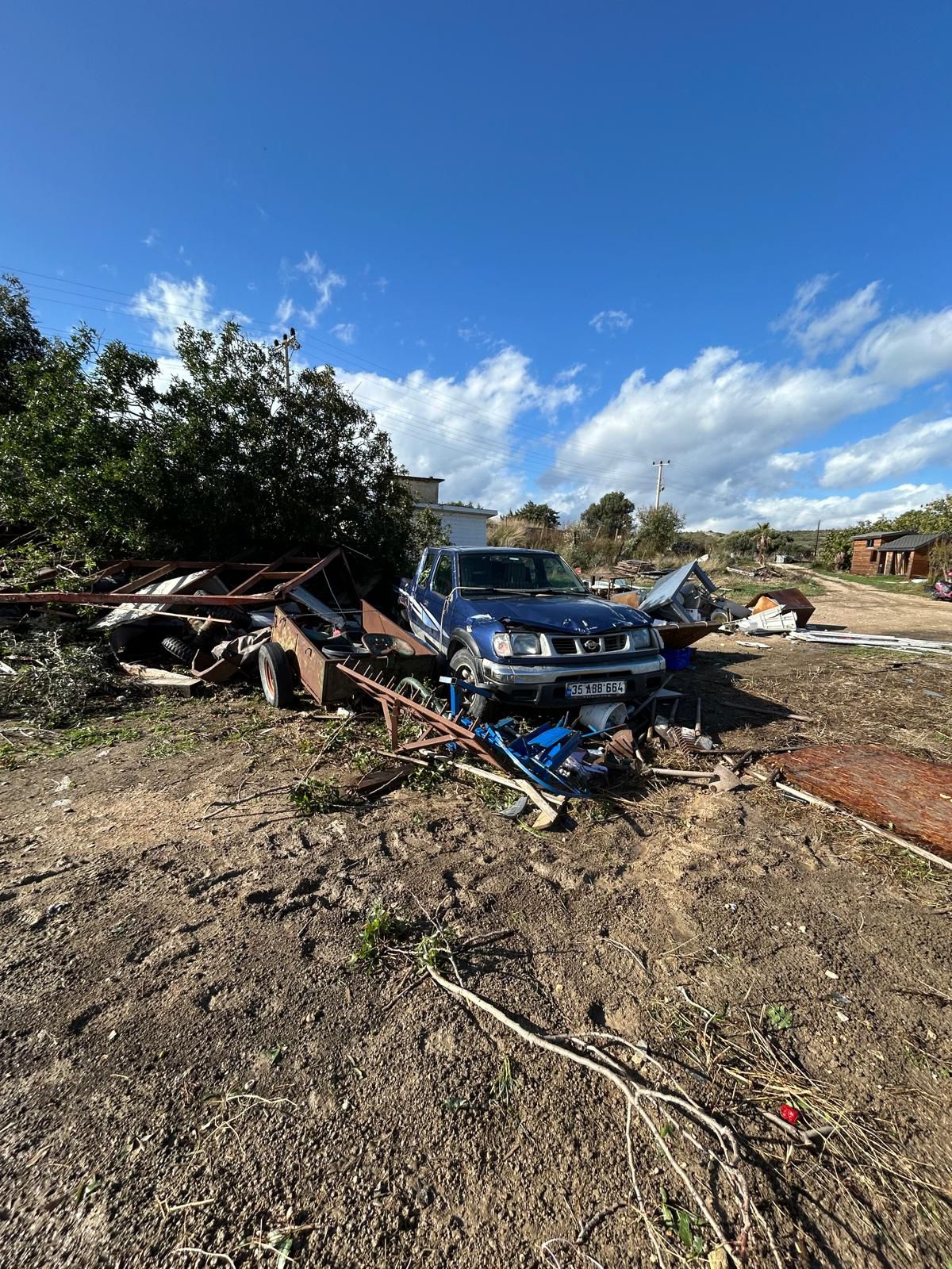 Çeşme’de Sağanak Yağışta Çıkan Hortum Bir Evi Ve Aracı Vurdu! (6)