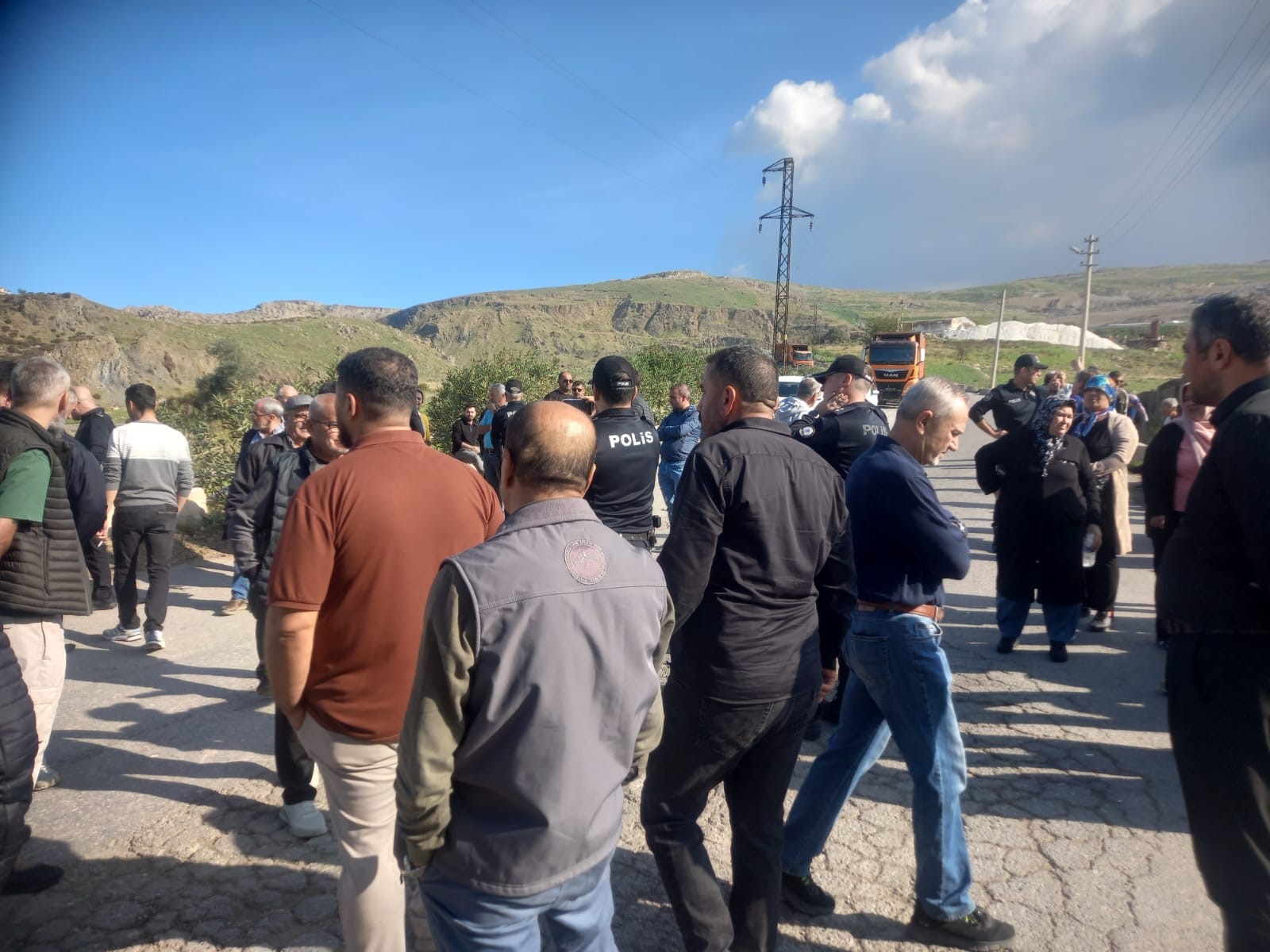 Çiğli’de Çöp Krizi! Belediye Ve Halk Yolu Kapattı (3)