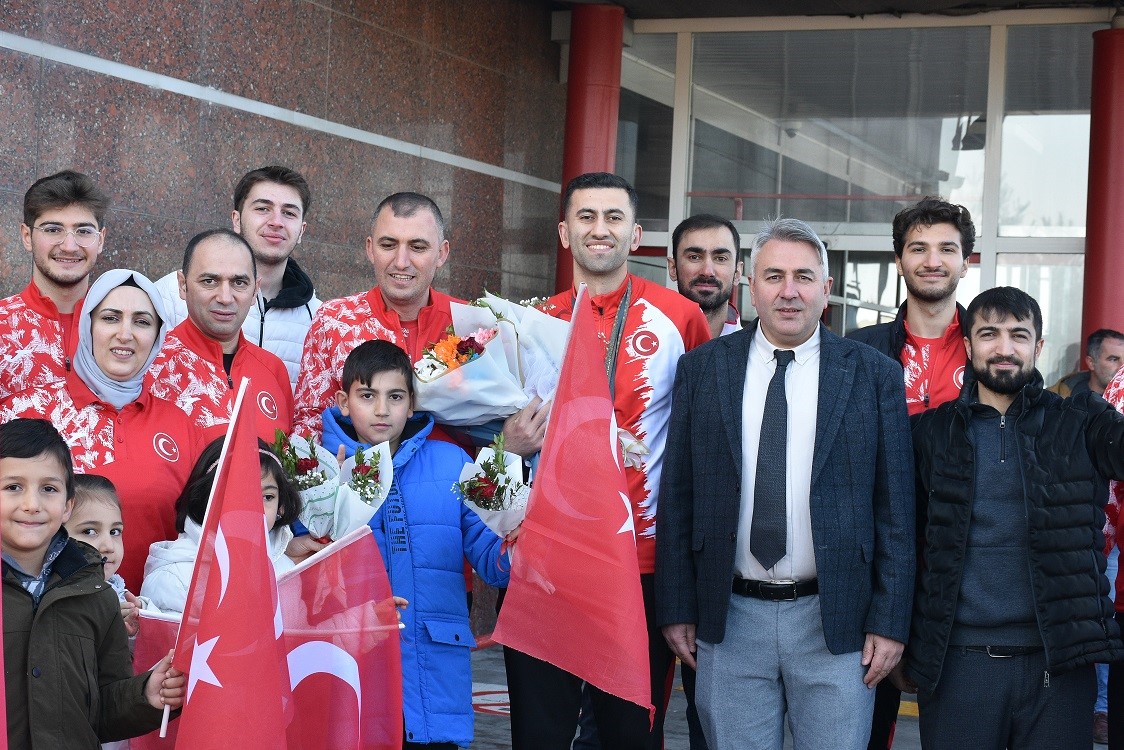 Deaflympics’te Çifte Madalya Alan Volkan Kardeşler’e Coşkulu Karşılama (2)