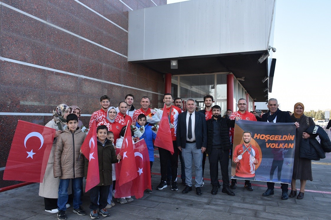 Deaflympics’te Çifte Madalya Alan Volkan Kardeşler’e Coşkulu Karşılama (3)