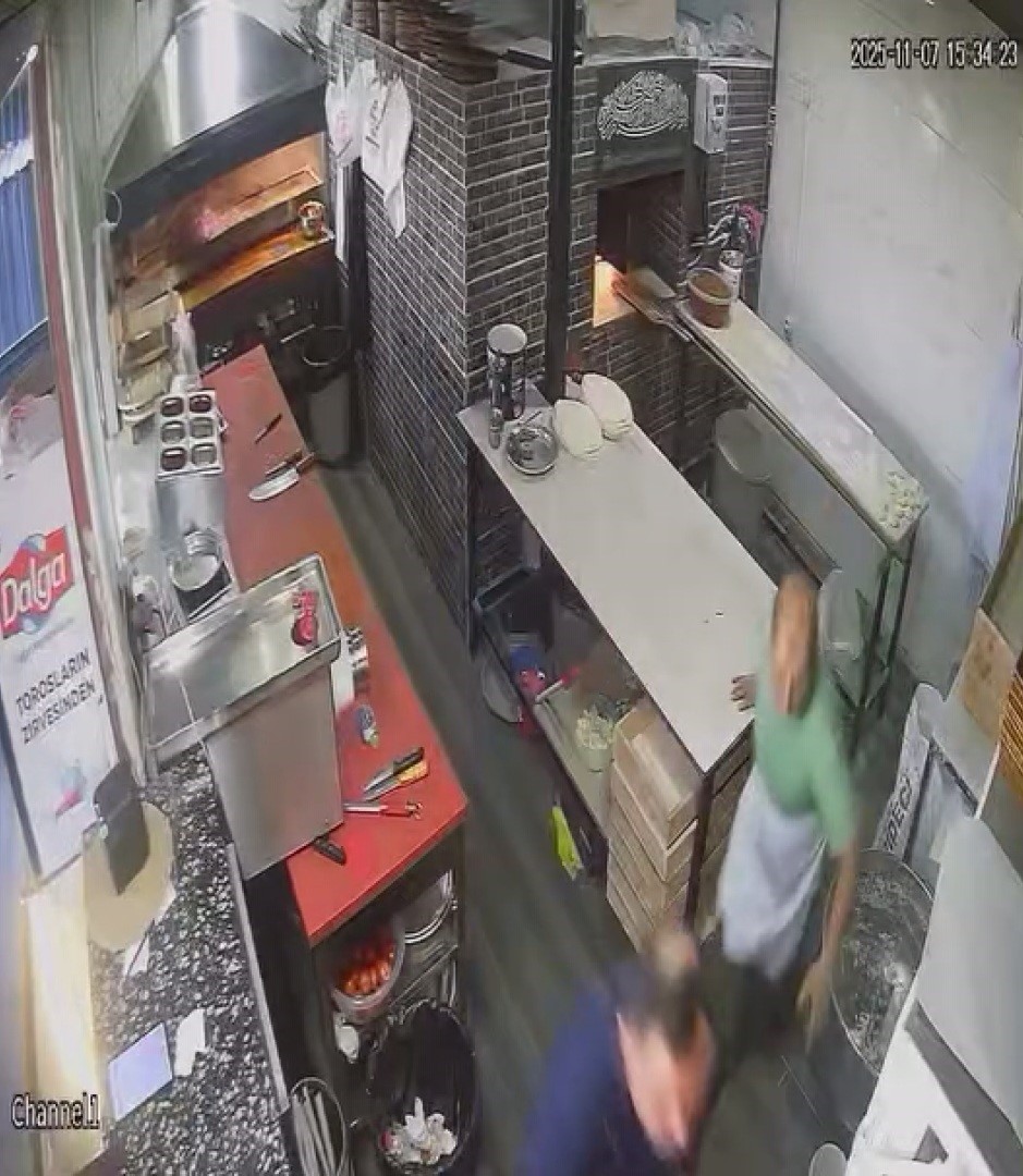 Deprem Anında Herkes Kaçtı, O Küreğini Düşündü! (2)