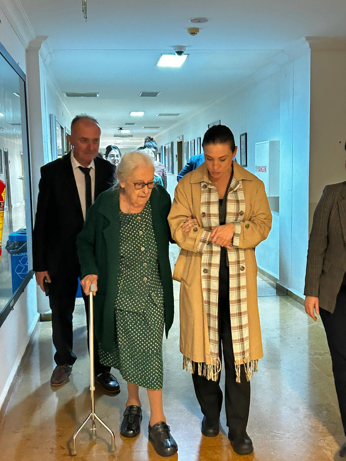 Efes Selçuk Belediyesi, Felsefe Alanındaki Katkılarından Dolayı Prof. Dr. İoanna Kuçuradi’ye “1. Herakleitos Ve İoanna Kuçuradi Onur Ödülü”Nü Takdim Etti. (7)