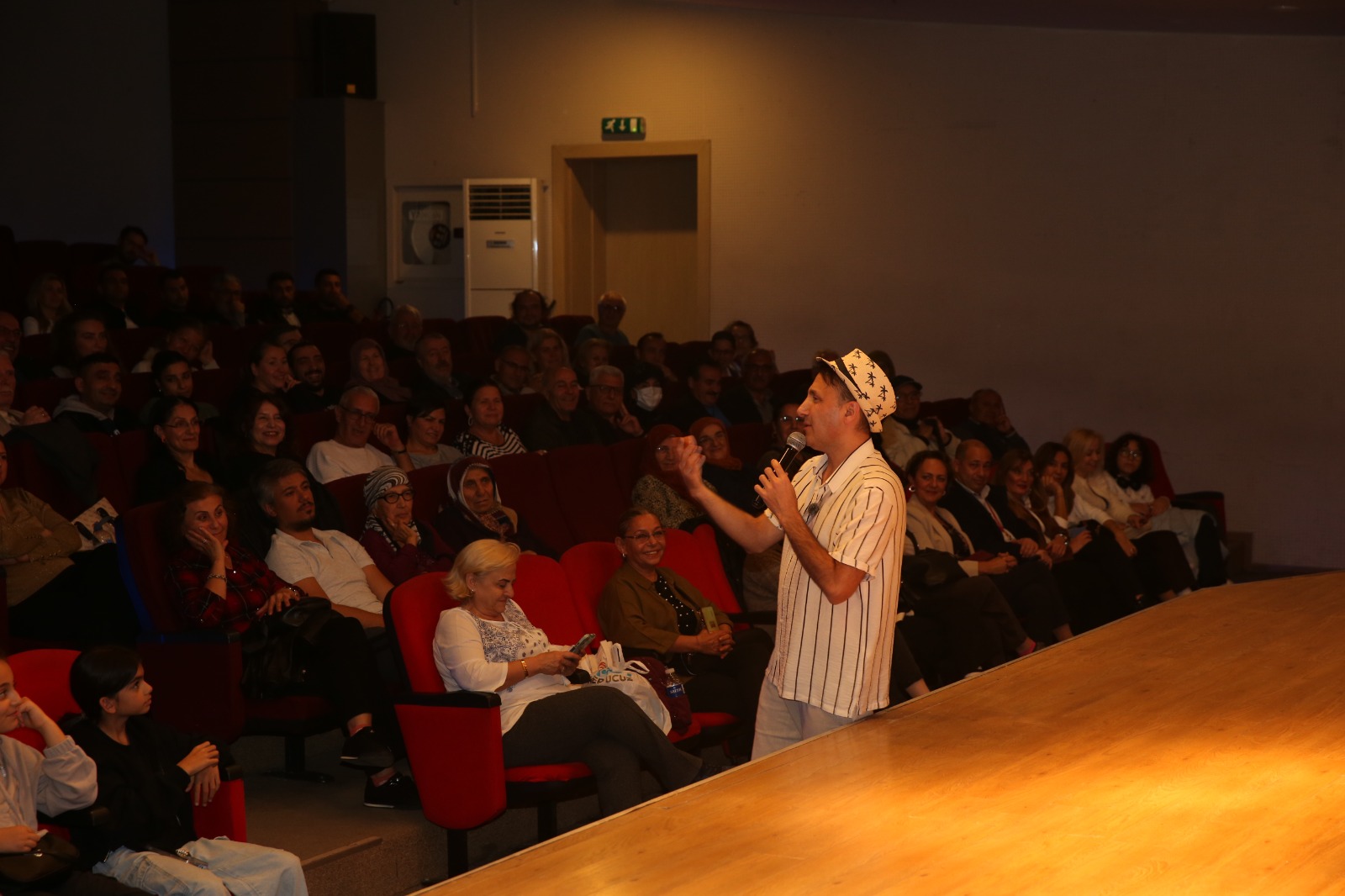 Fakir Baykurt Salonu’nda Kahkaha Fırtınası (2)