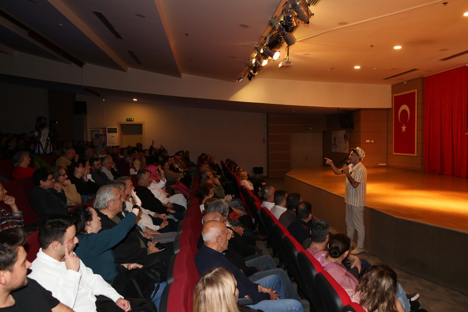 Fakir Baykurt Salonu’nda Kahkaha Fırtınası (4)