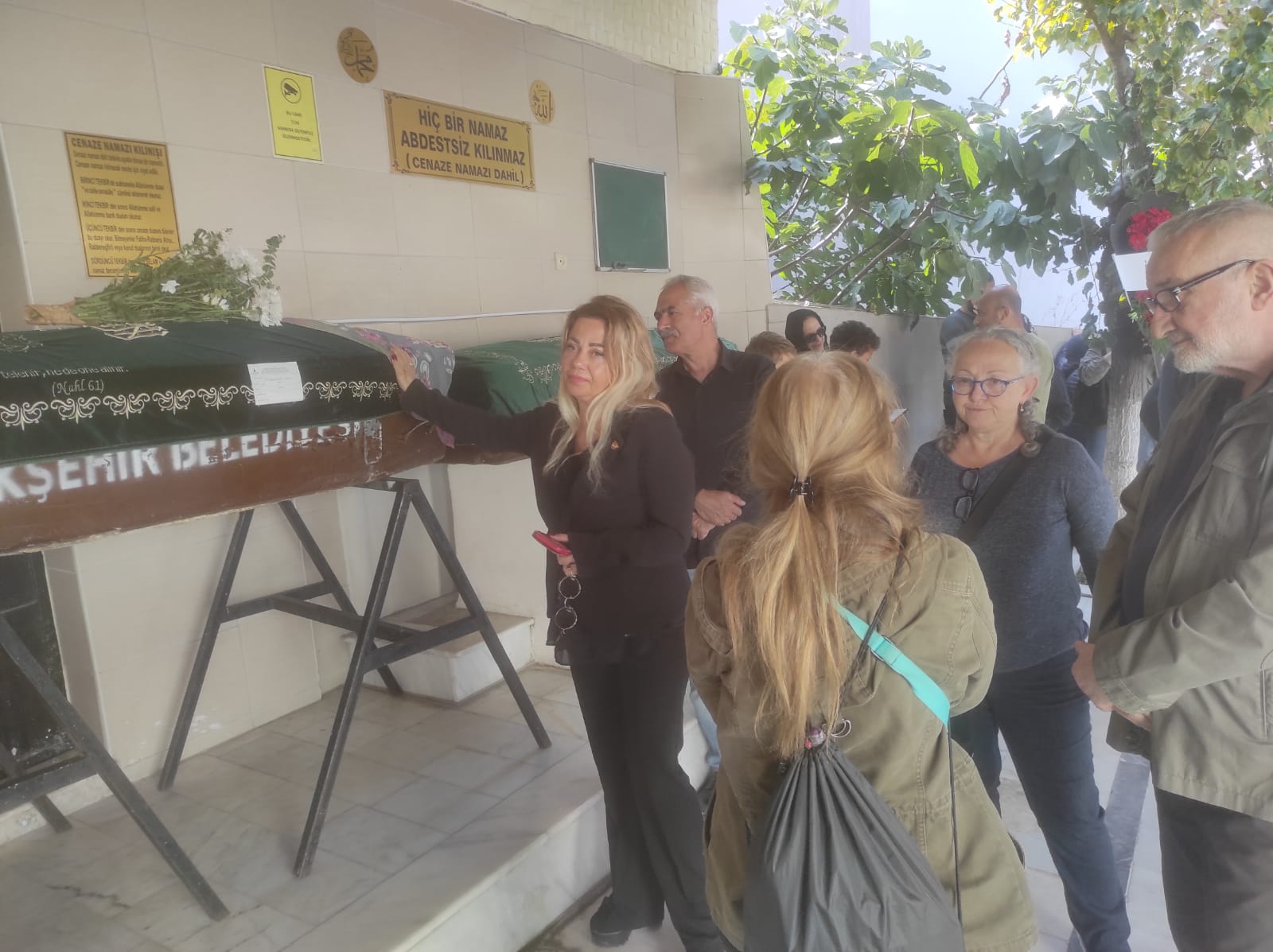 Gazeteci Ümit Alemdaroğlu, İzmir’de Son Yolculuğuna Uğurlandı (2)