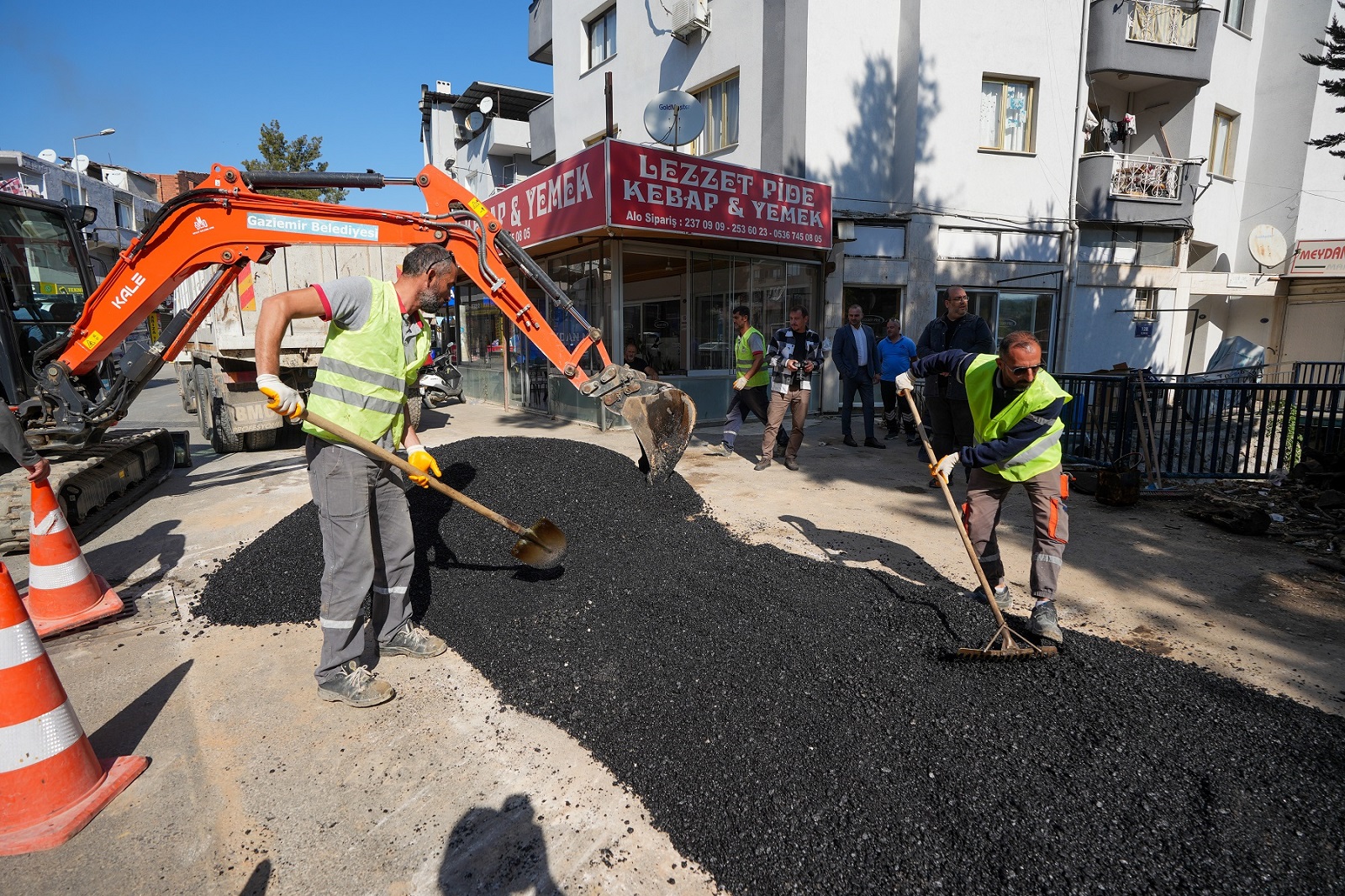 Gaziemir’de Yol Çalışmaları Hız Kesmeden Devam Ediyor (1)