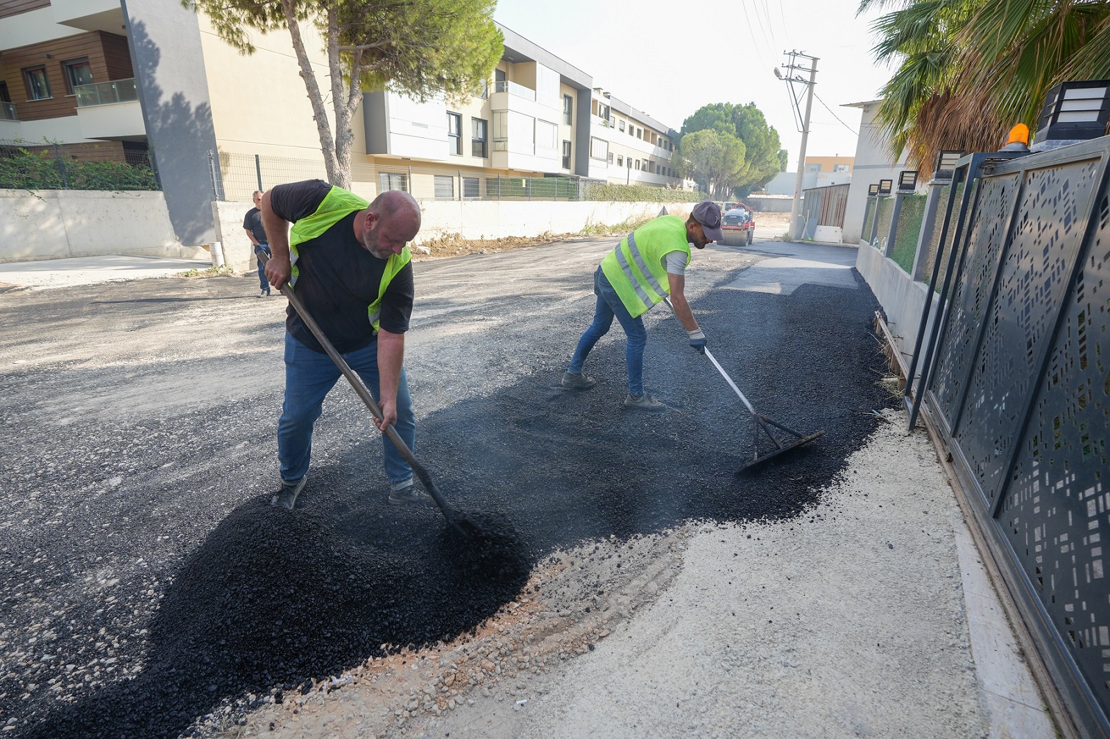 Gaziemir’de Yol Çalışmaları Hız Kesmeden Devam Ediyor (5)