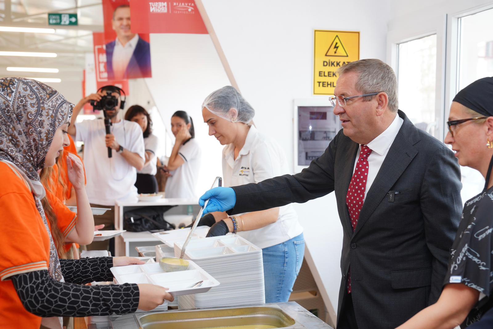 Her Gün 1700 Öğrenci Akın Ediyor! Üç Çeşit Yemek Ve Meyve Sadece 30 Tl (3)