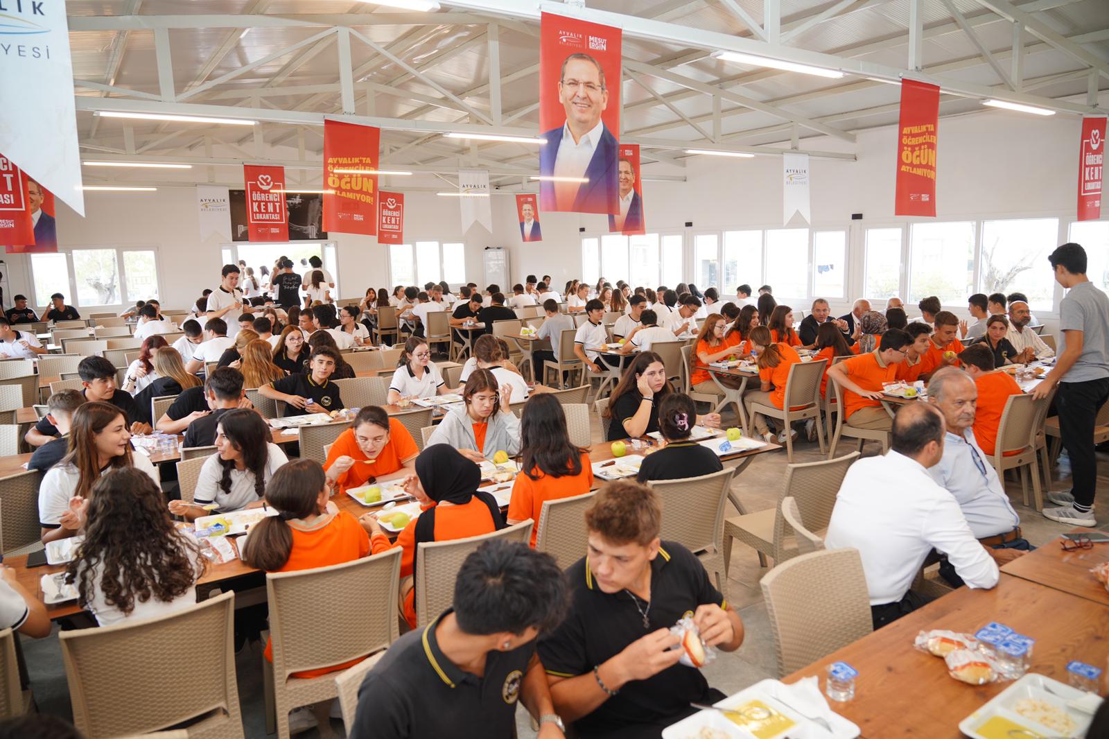 Her Gün 1700 Öğrenci Akın Ediyor! Üç Çeşit Yemek Ve Meyve Sadece 30 Tl (4)