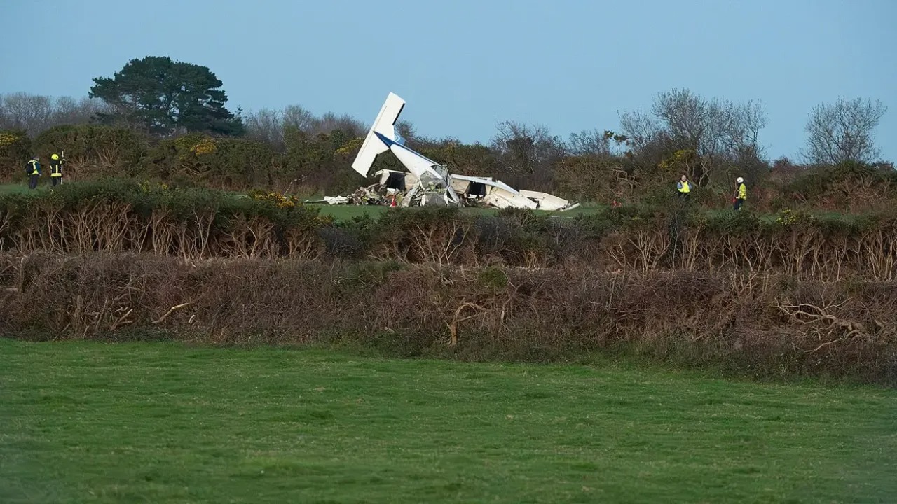 Irlandada Ucak Tarlaya Burun Ust