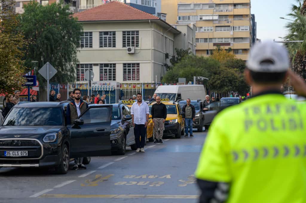 İzmir Cumhuriyet Meydanı'nda Saat 09.05'Te Hayat Durdu (11)