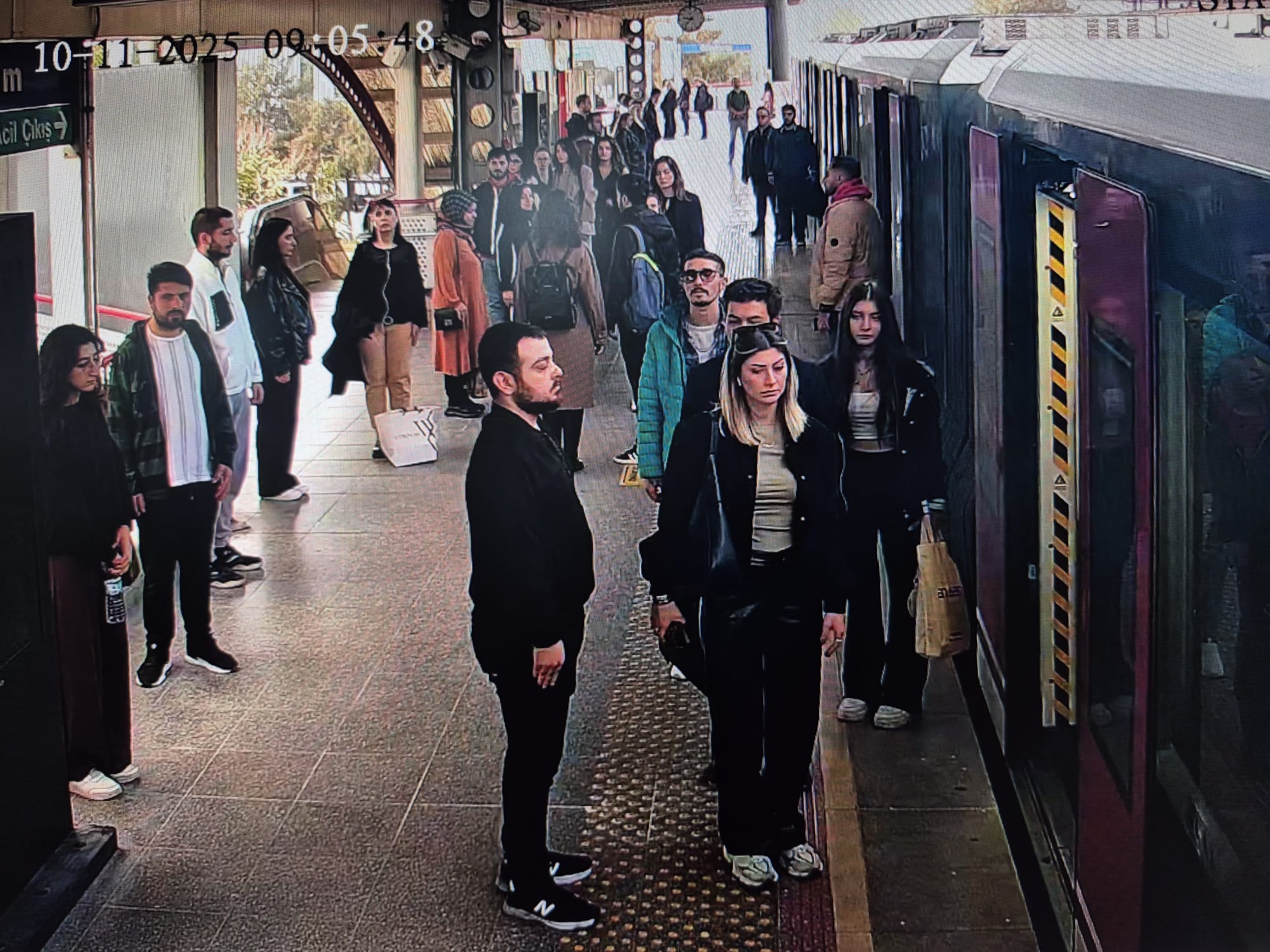 İzmir Cumhuriyet Meydanı'nda Saat 09.05'Te Hayat Durdu (2)-1