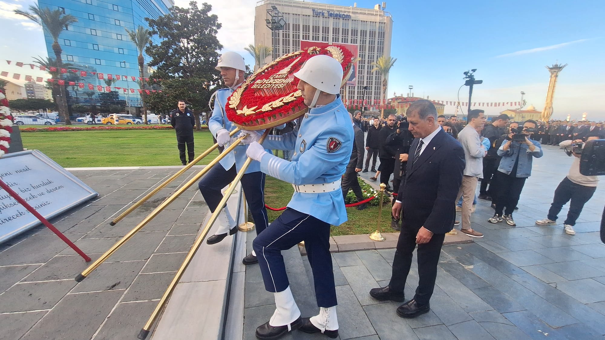 İzmir Cumhuriyet Meydanı'nda Saat 09.05'Te Hayat Durdu (2)