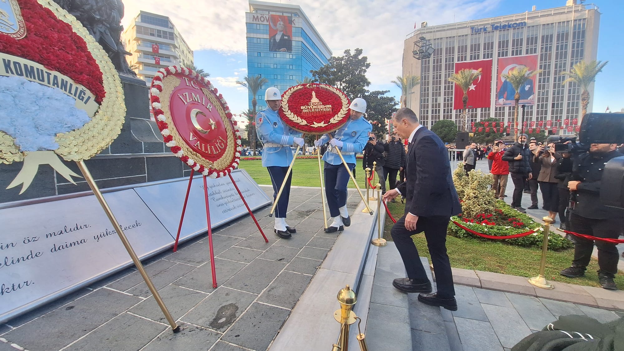 İzmir Cumhuriyet Meydanı'nda Saat 09.05'Te Hayat Durdu (3)