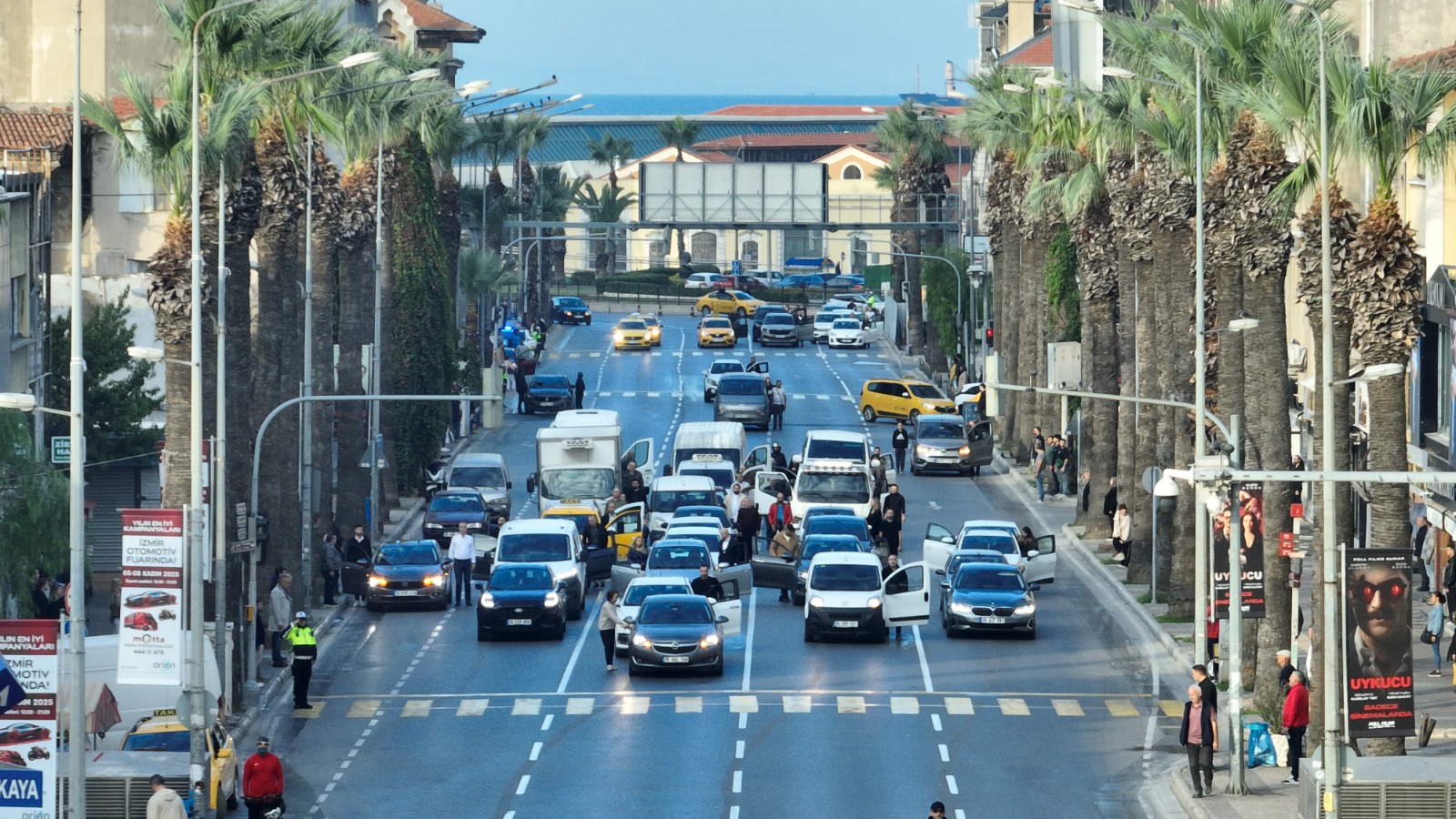 İzmir Cumhuriyet Meydanı'nda Saat 09.05'Te Hayat Durdu (4)-1