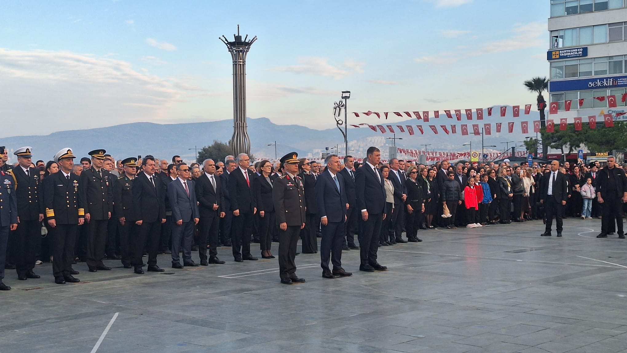 İzmir Cumhuriyet Meydanı'nda Saat 09.05'Te Hayat Durdu (4)
