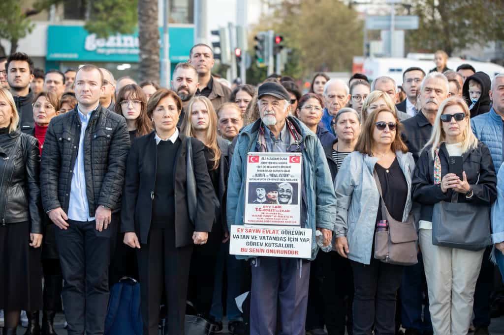 İzmir Cumhuriyet Meydanı'nda Saat 09.05'Te Hayat Durdu (5)