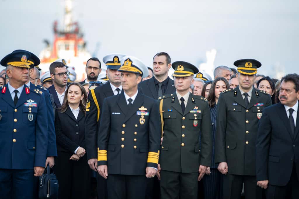 İzmir Cumhuriyet Meydanı'nda Saat 09.05'Te Hayat Durdu (6)