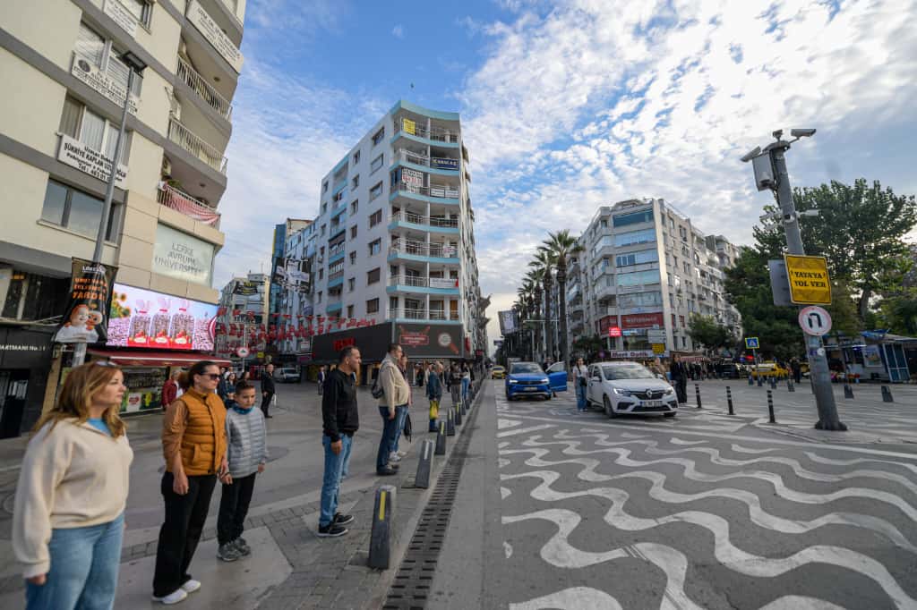İzmir Cumhuriyet Meydanı'nda Saat 09.05'Te Hayat Durdu (9)