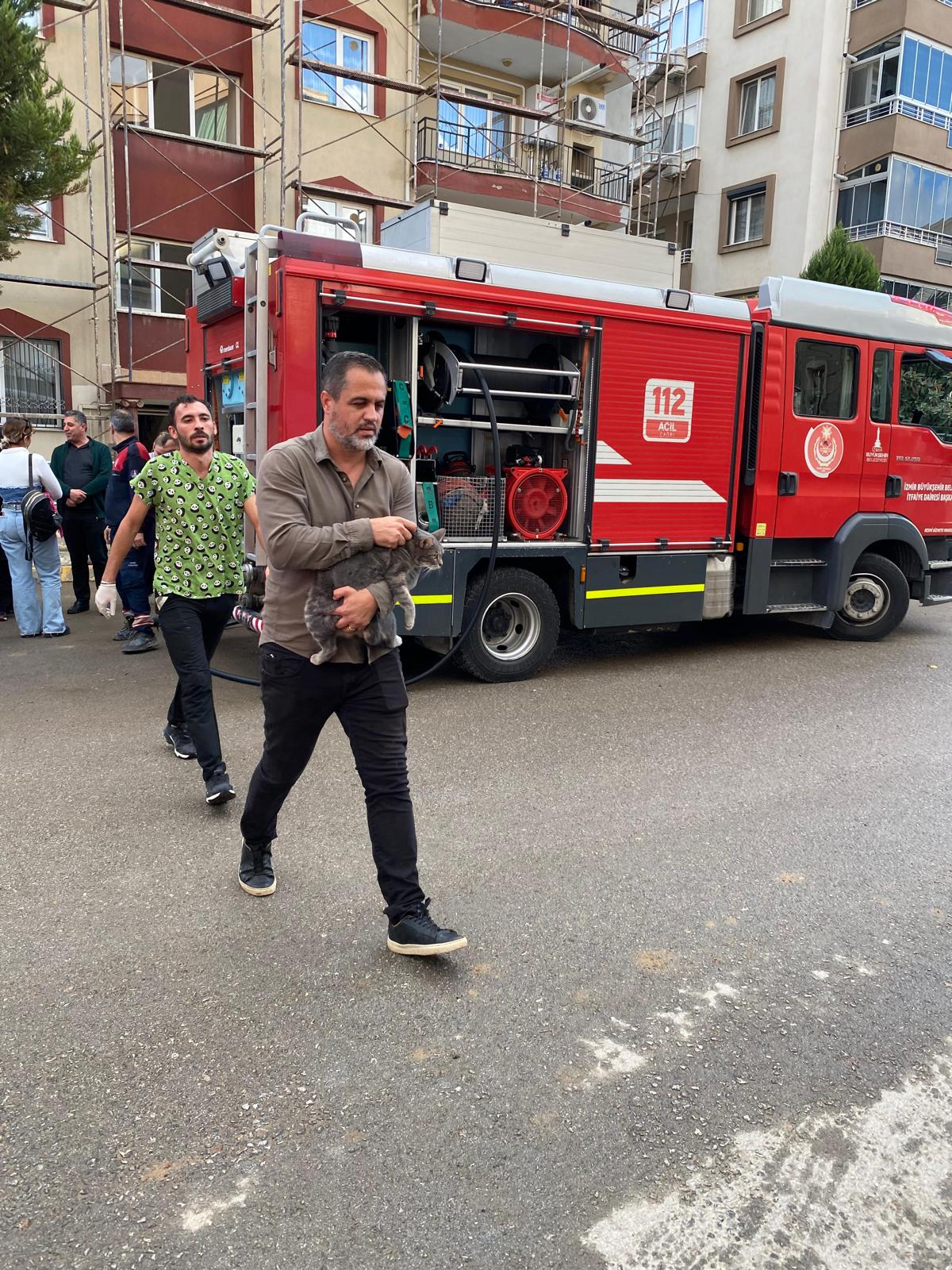 İzmir Itfaiyesi Can Dostların Kahramanı Oldu (1)