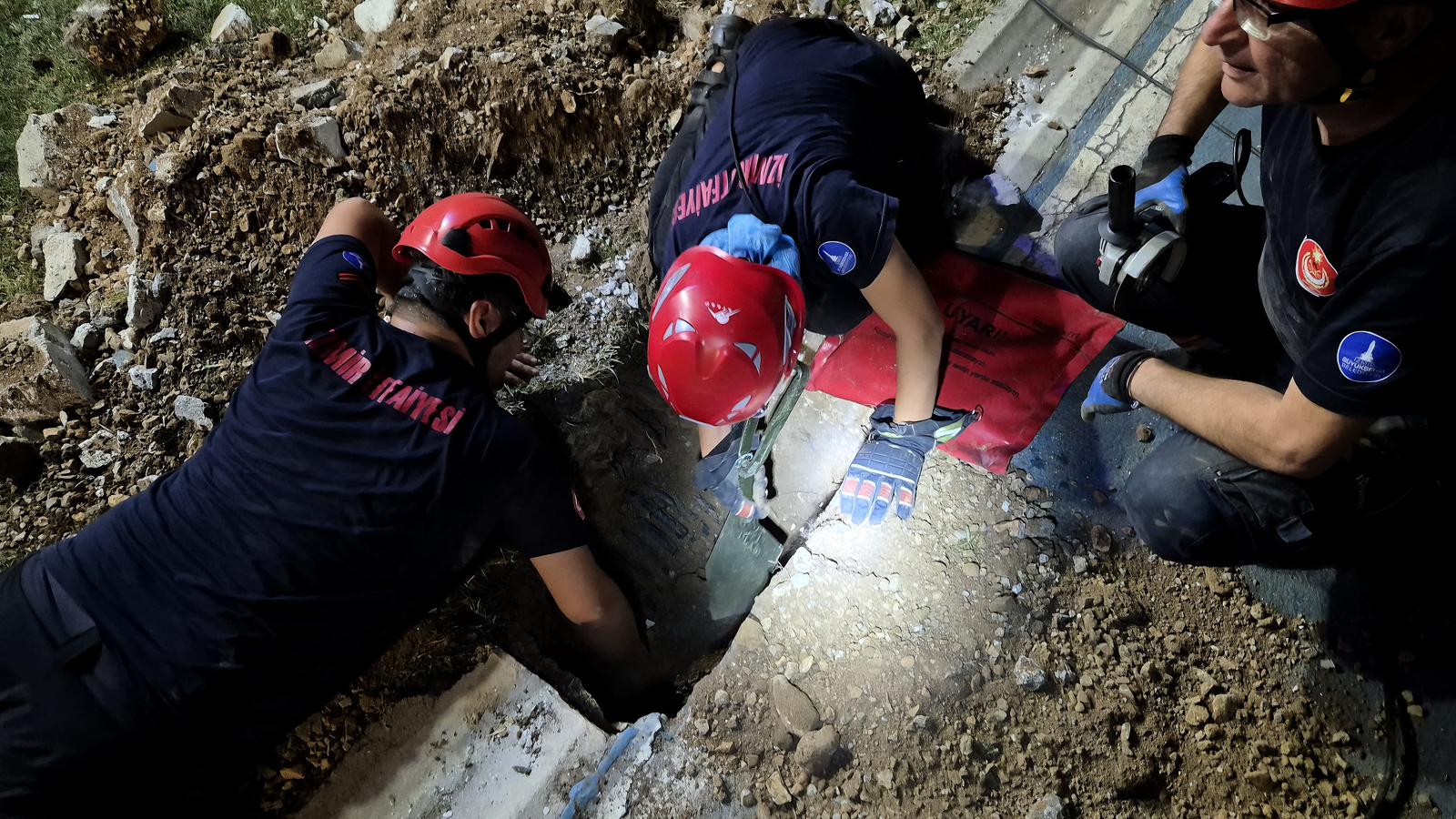 İzmir Itfaiyesi Can Dostların Kahramanı Oldu (5)