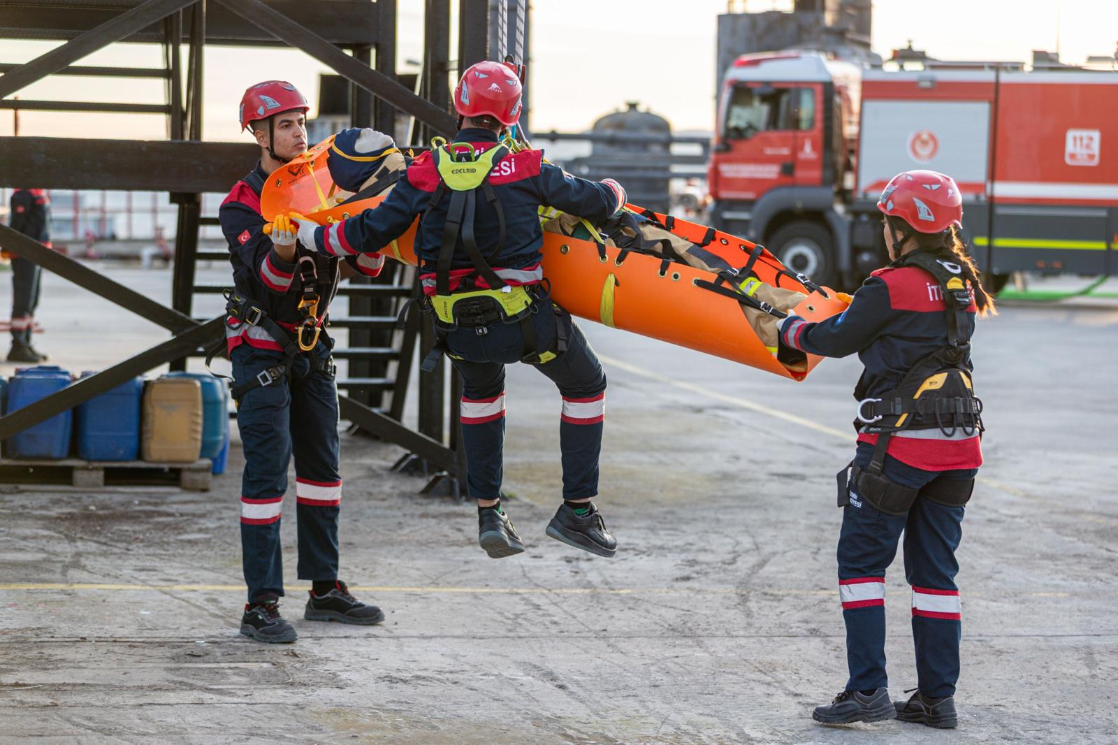 İzmir İtfaiyesi Güçleniyor! Yeni Memurlar Törenle Göreve Başladı (10)