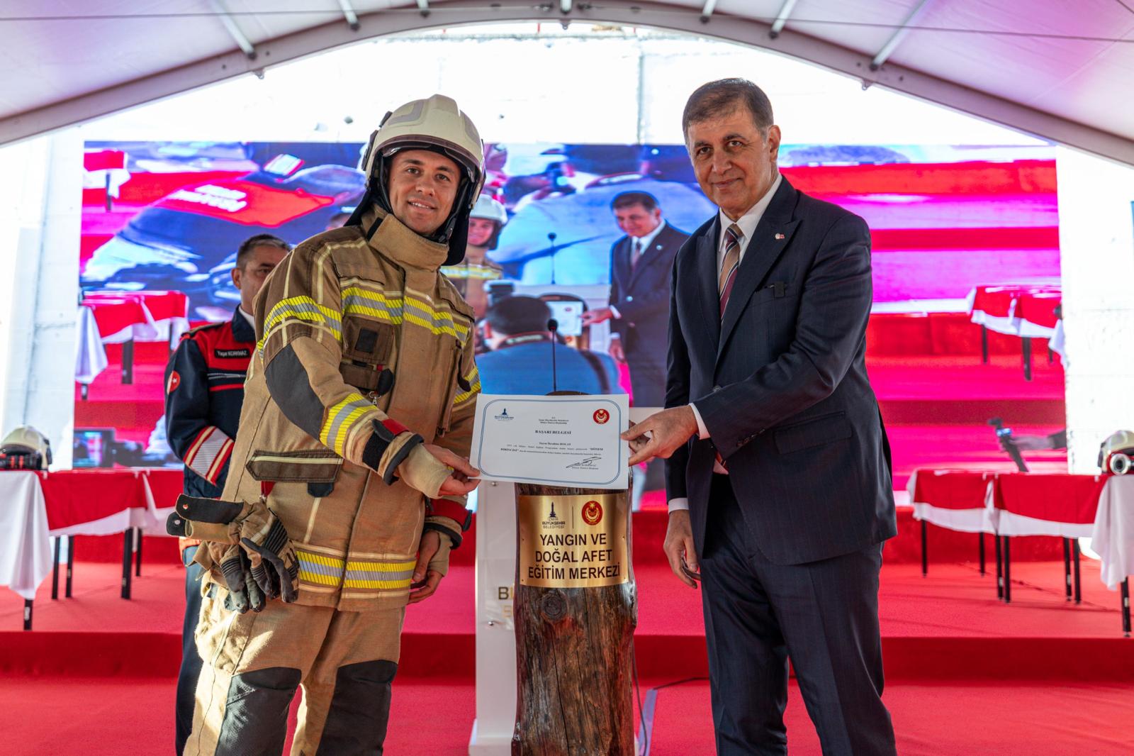 İzmir İtfaiyesi Güçleniyor! Yeni Memurlar Törenle Göreve Başladı (17)