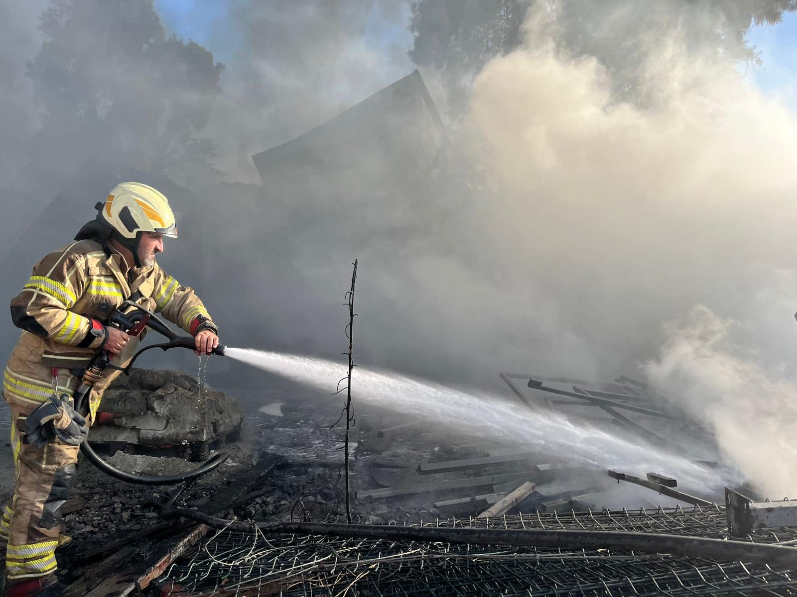 İzmir Itfaiyesinden Hızlı Müdahale Yangın Dakikalar Içinde Söndü (1)