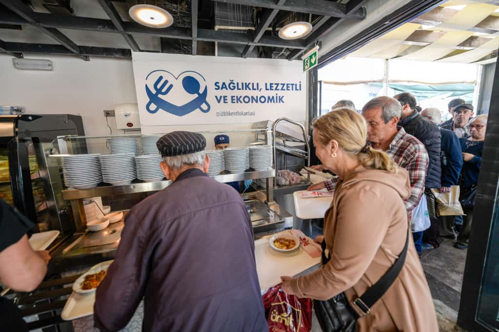 İzmir Kent Lokantaları’nda 10 Kasım’da Ücretsiz Yemek Dağıtıldı (2)