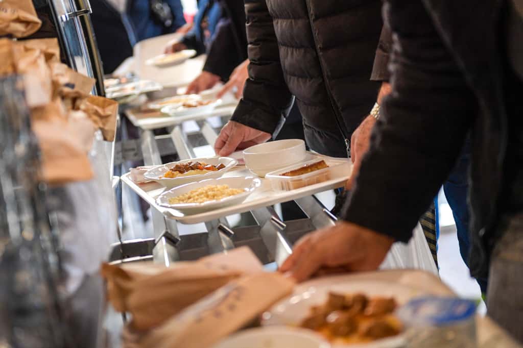 İzmir Kent Lokantaları’nda 10 Kasım’da Ücretsiz Yemek Dağıtıldı (3)