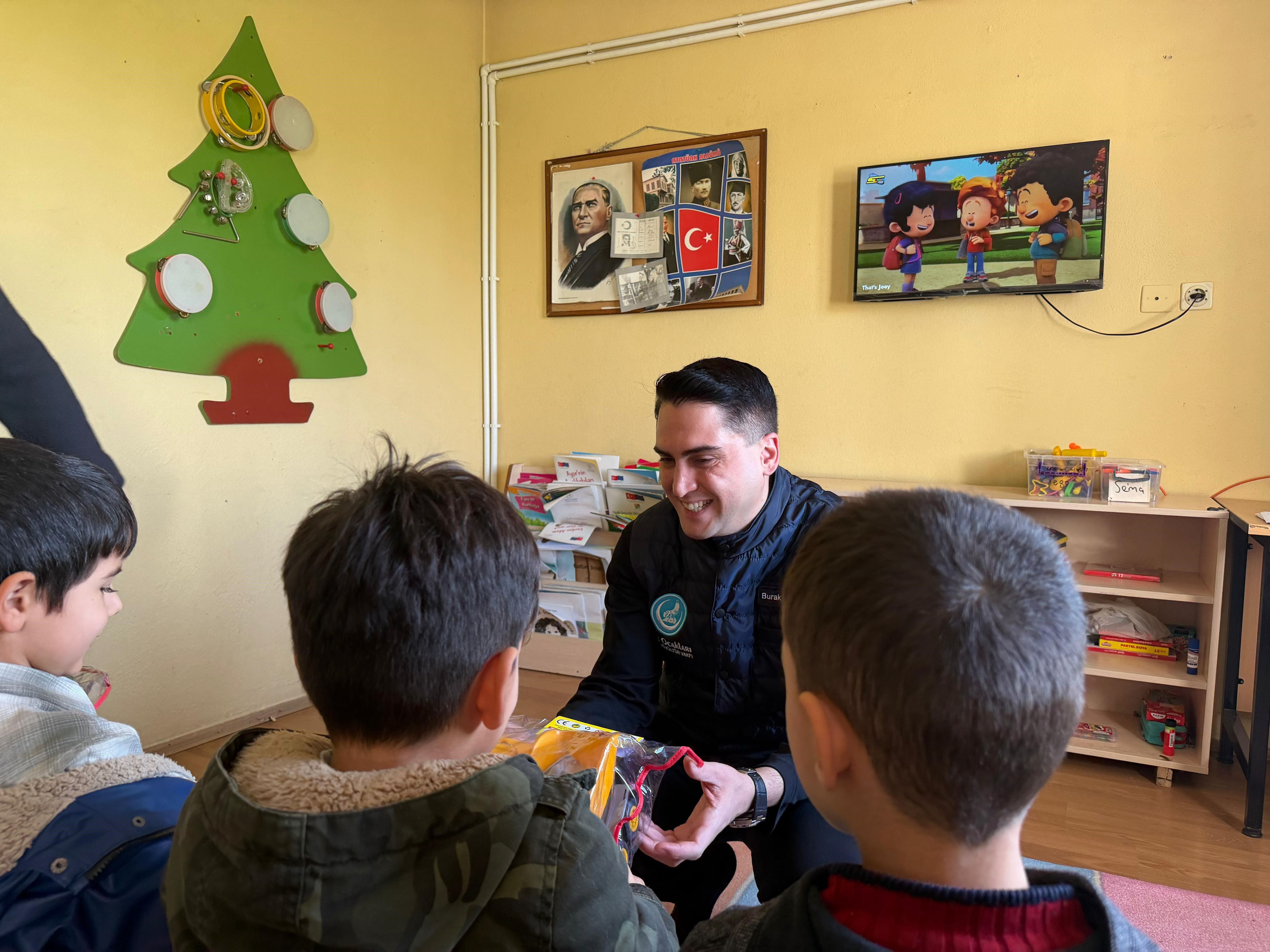 İzmir Ülkü Ocakları’ndan Okullara Destek İlk Tadilat Başladı (2)